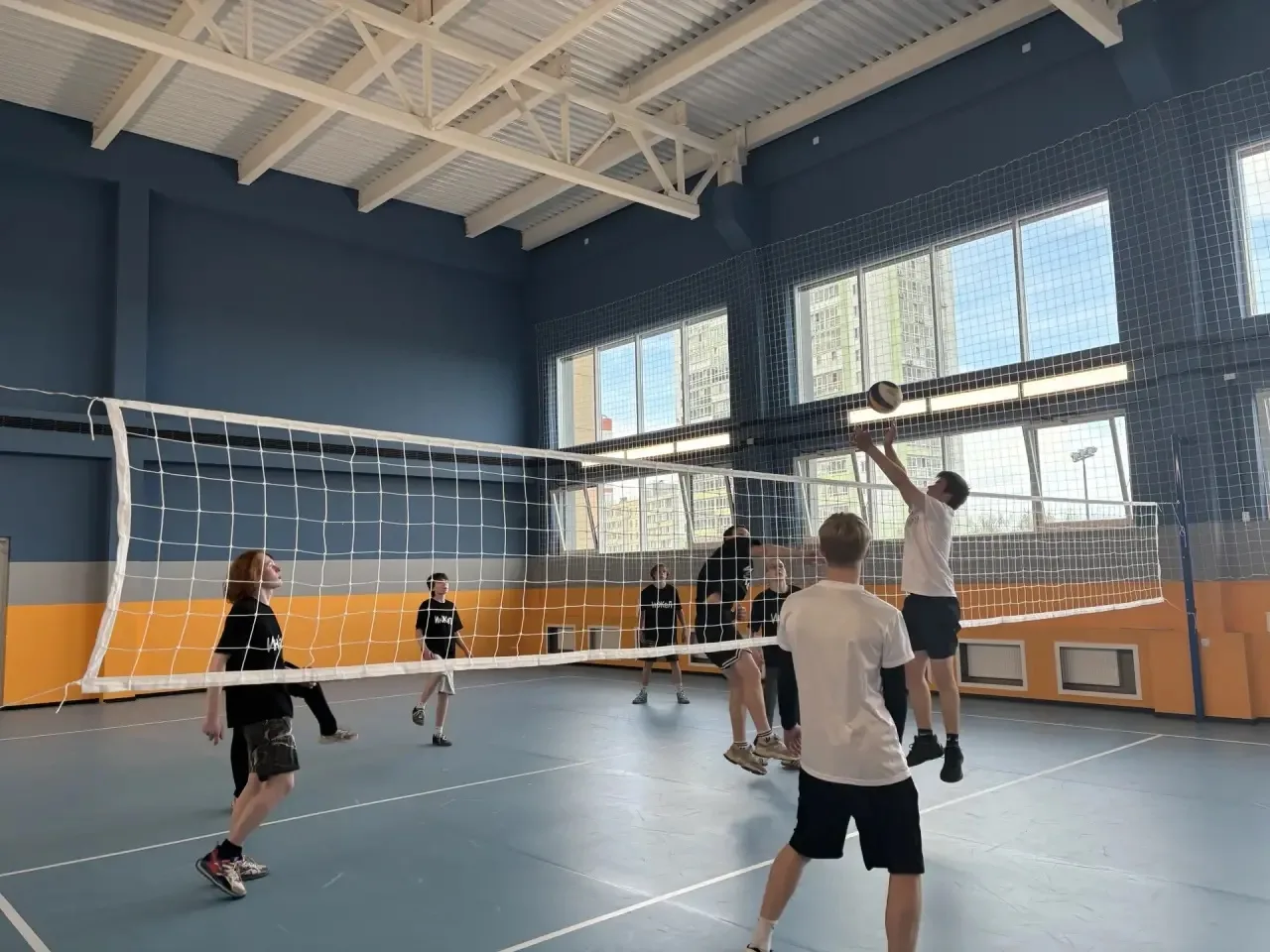🏐 Все на волейбол!   Сегодня в нашем Лицее царил настоящий спортивный азарт! Состоялся товарищеский 