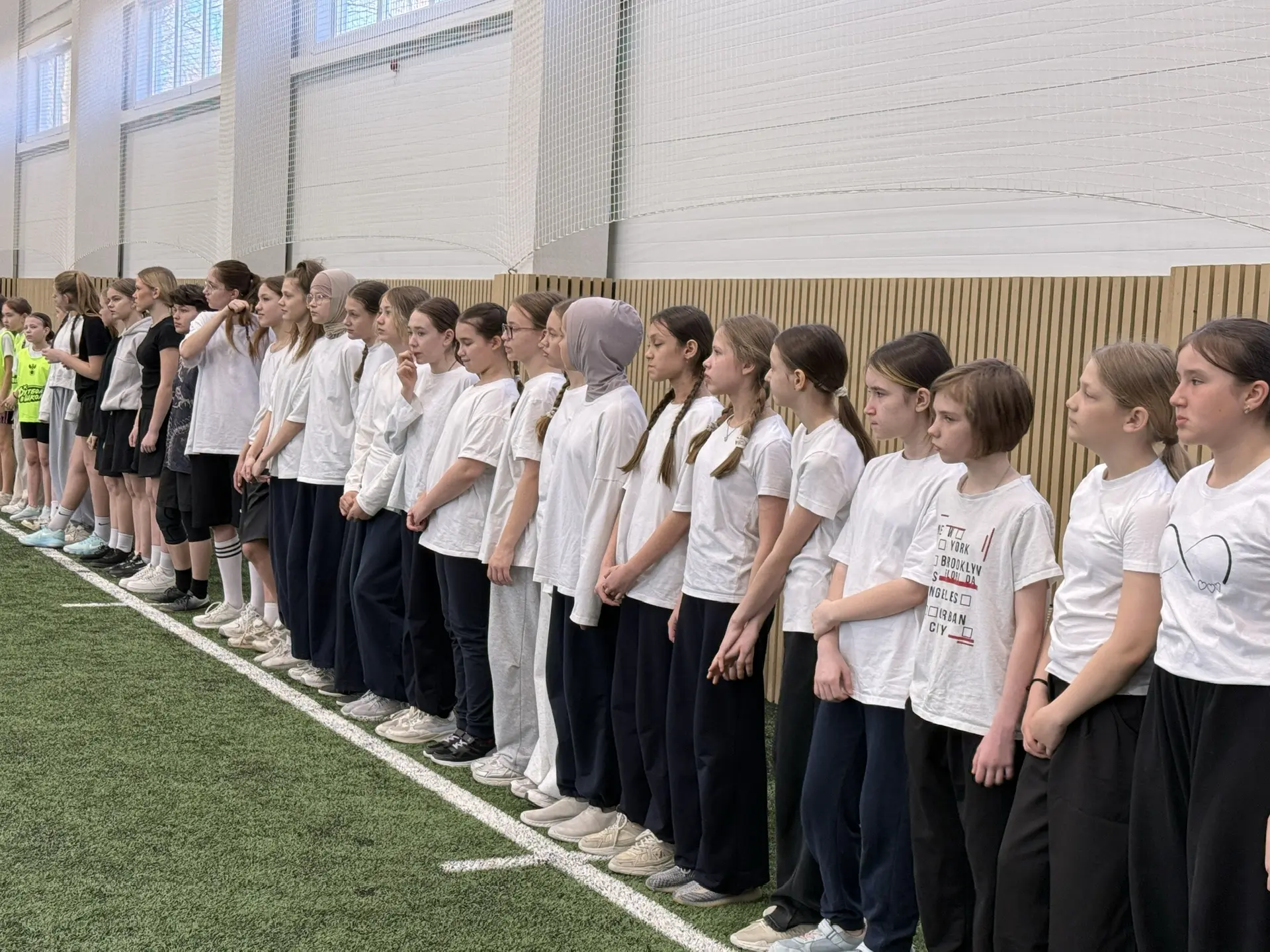 👧🏽⚽️  Сегодня команды 5а, 6а и 6б классов отправились покорять футбольные поля! 🏆  А пока ждали свой