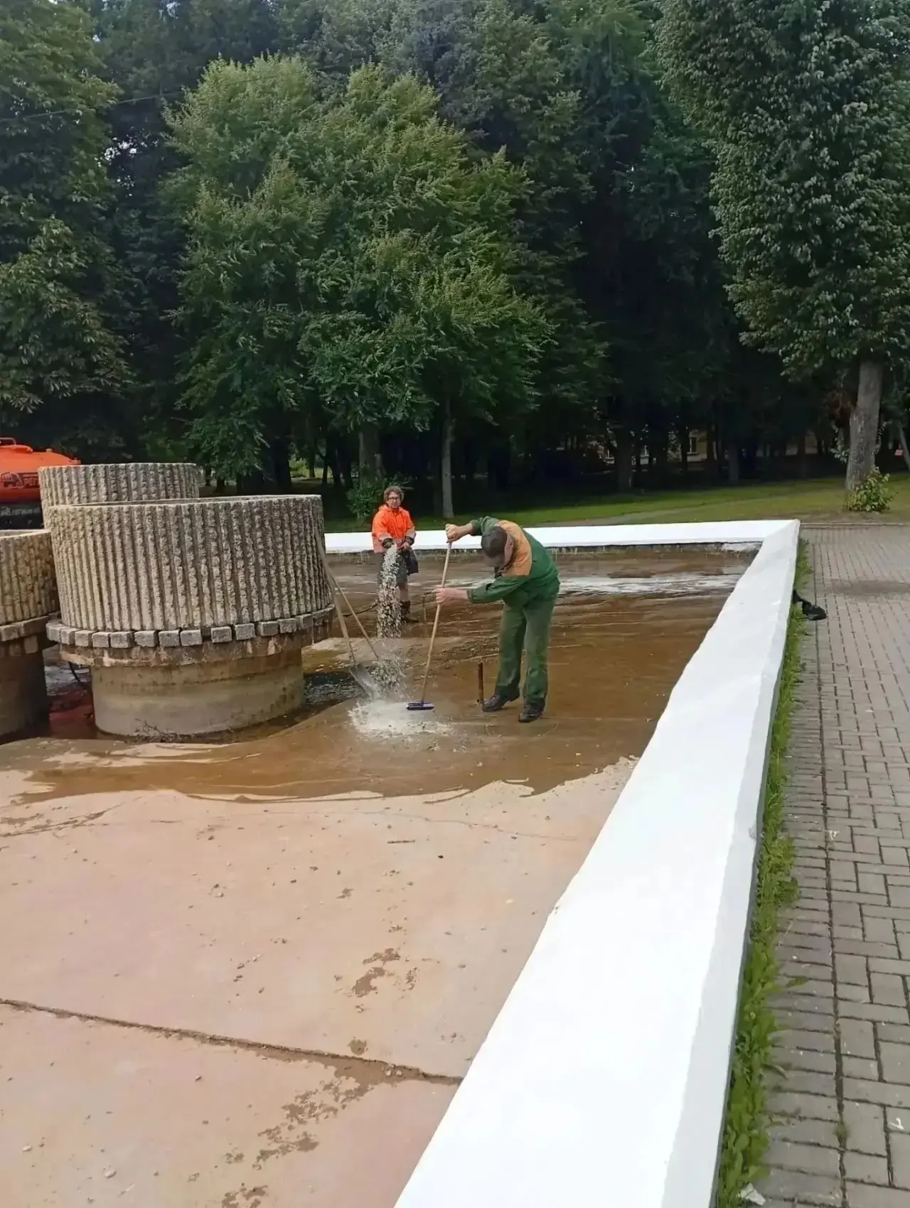 ⛲ В Великих Луках продолжаются плановые работы на городских фонтанах.
