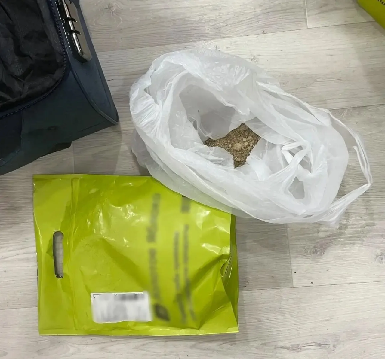 Иностранец задержан с килограммом героина  В Комсомольске полицейские задержали 27-летнего гостя из 