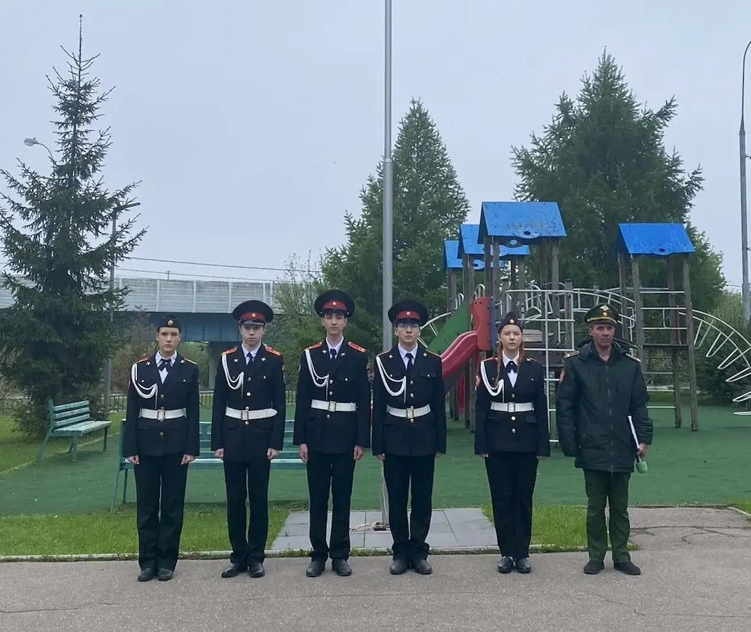 Учебная неделя началась с гордости, творчества и новых впечатлений!  🇷🇺 По доброй традиции первый уч