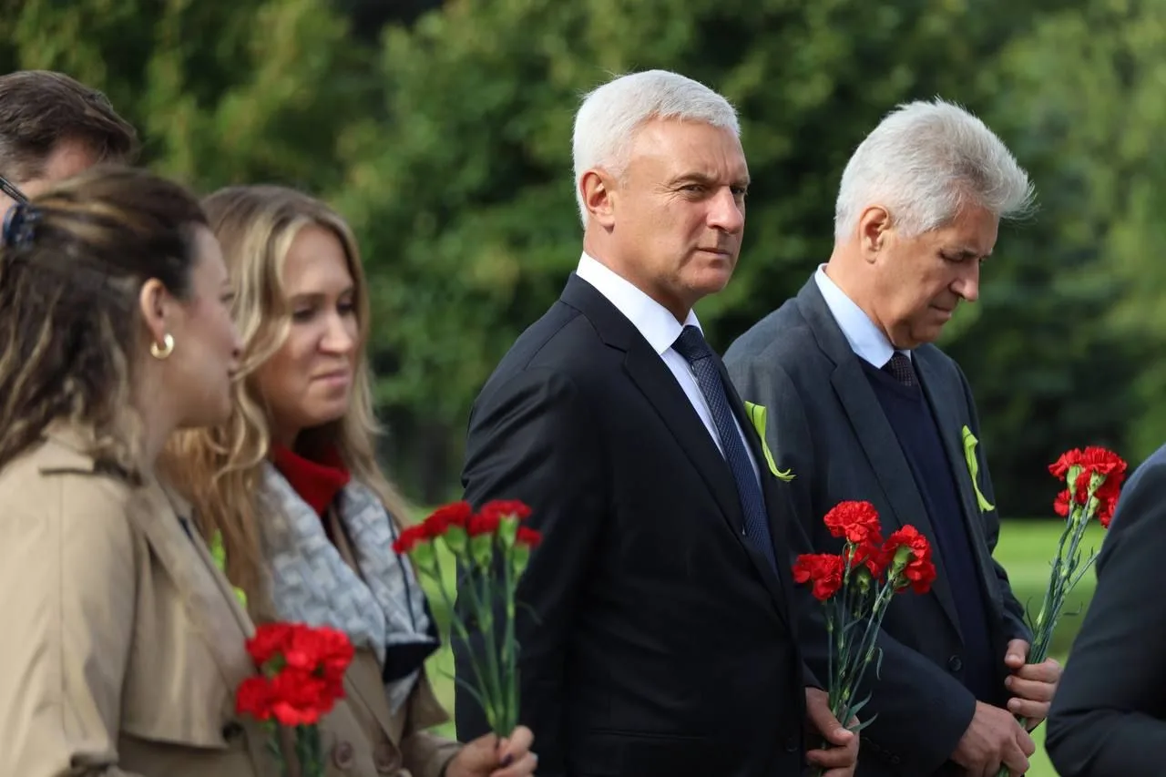 8 сентября, в День памяти жертв блокады Ленинграда, посетил Пискарёвское мемориальное к...