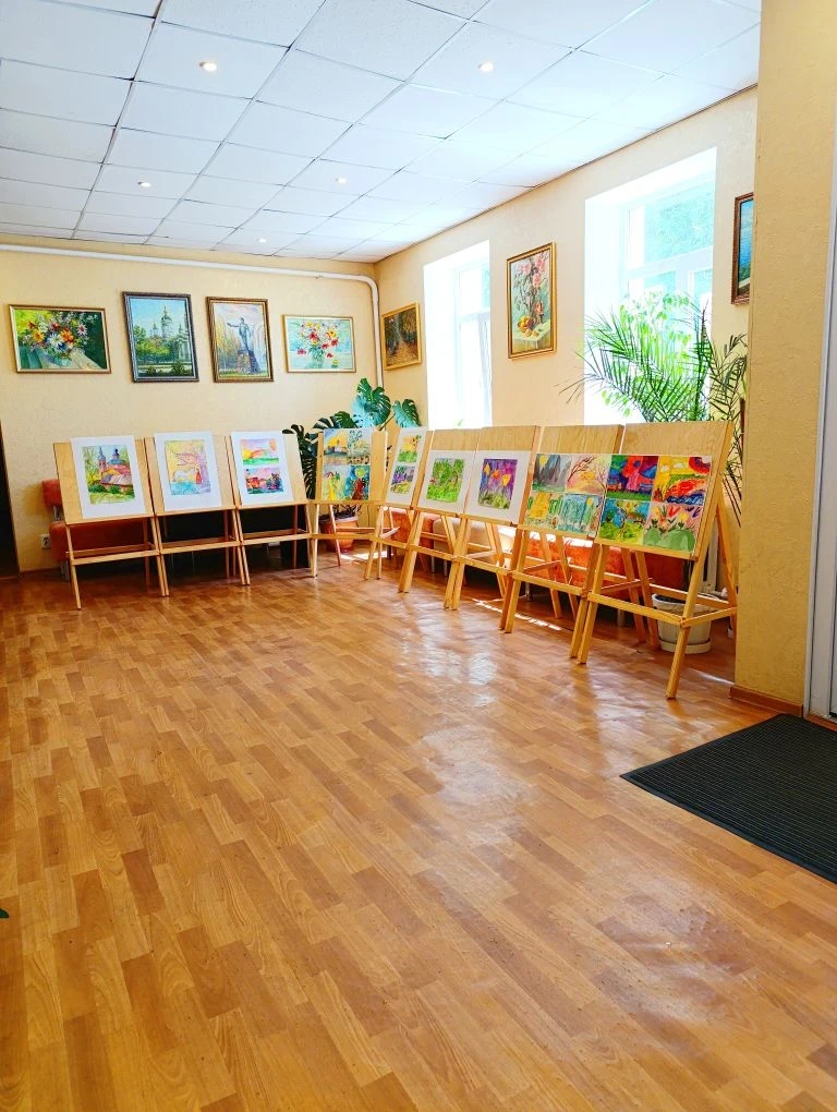 Сегодня в МБУ "Дворец культуры и техники г.Донецка" проходит выставка рисунков Образцовой студии изо