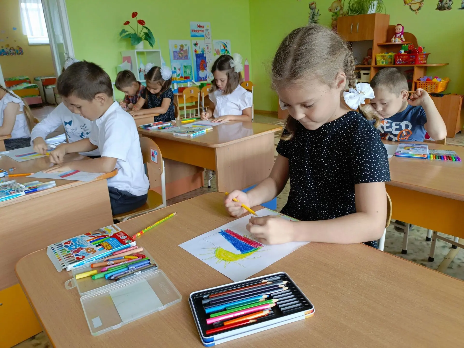 🇷🇺 День Государственного флага России в группе «Ромашка»!