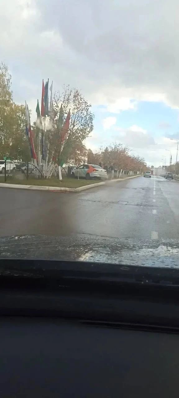 В Елабуге водитель решил  "припарковаться" на заборе