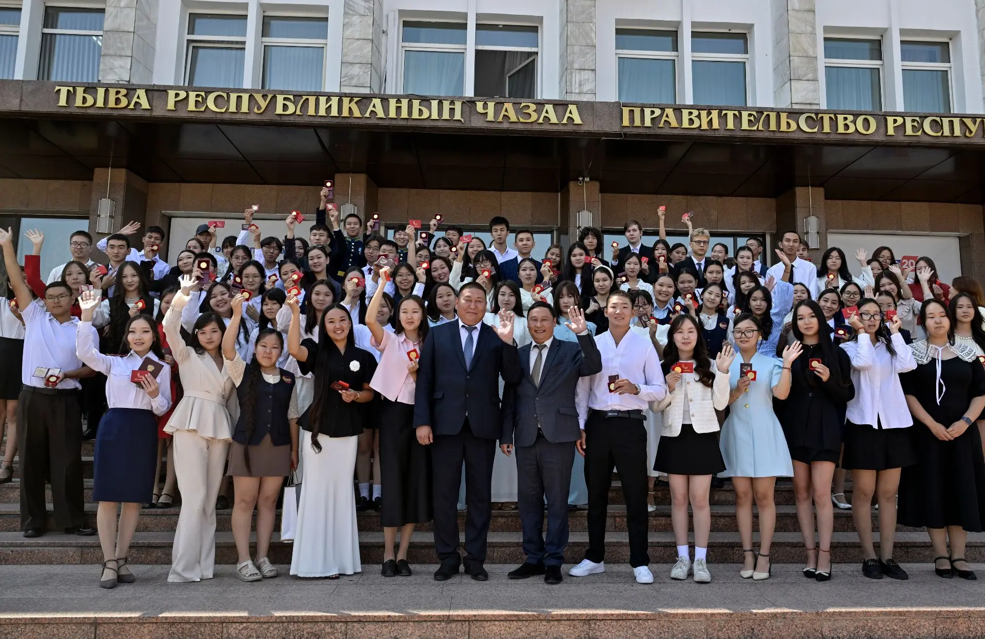 🥇В Туве 209 выпускников школ завершили учебу с золотыми и серебряными медалями