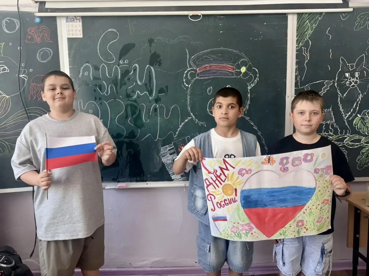 🇷🇺В честь Дня России в нашем пришкольном лагере прошла акция «Окна России»: ребята срадостью украс