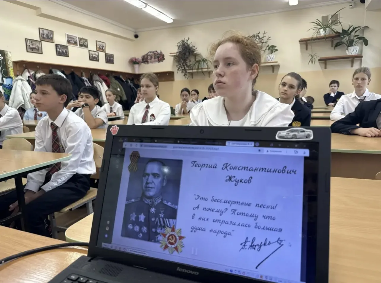 🇷🇺 Еженедельную линейку отрыли вносом Государственных флагов Российской Федерации и Республики Крым,