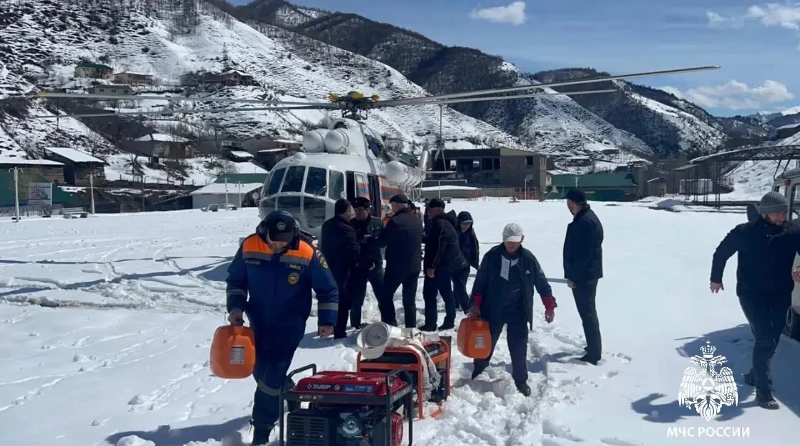 🚁 Спасатели МЧС доставили помощь в отрезанный снегом Бежтинский участок  Из-за непогоды выбраться из