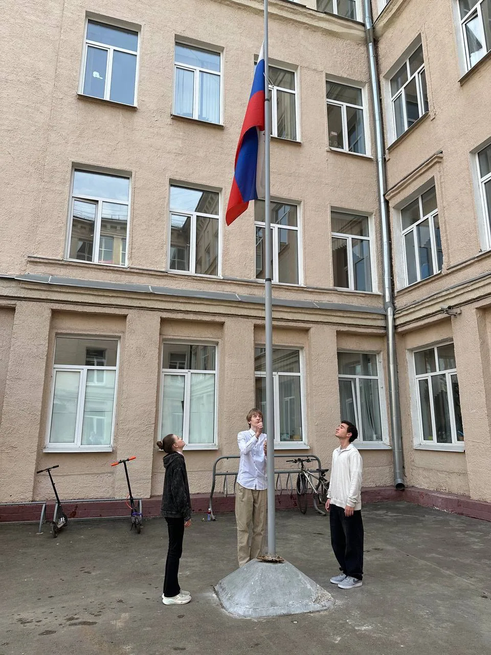 Церемония поднятия флага 🇷🇺  Каникулы позади — и новая учебная неделя по традиции началась с торжест