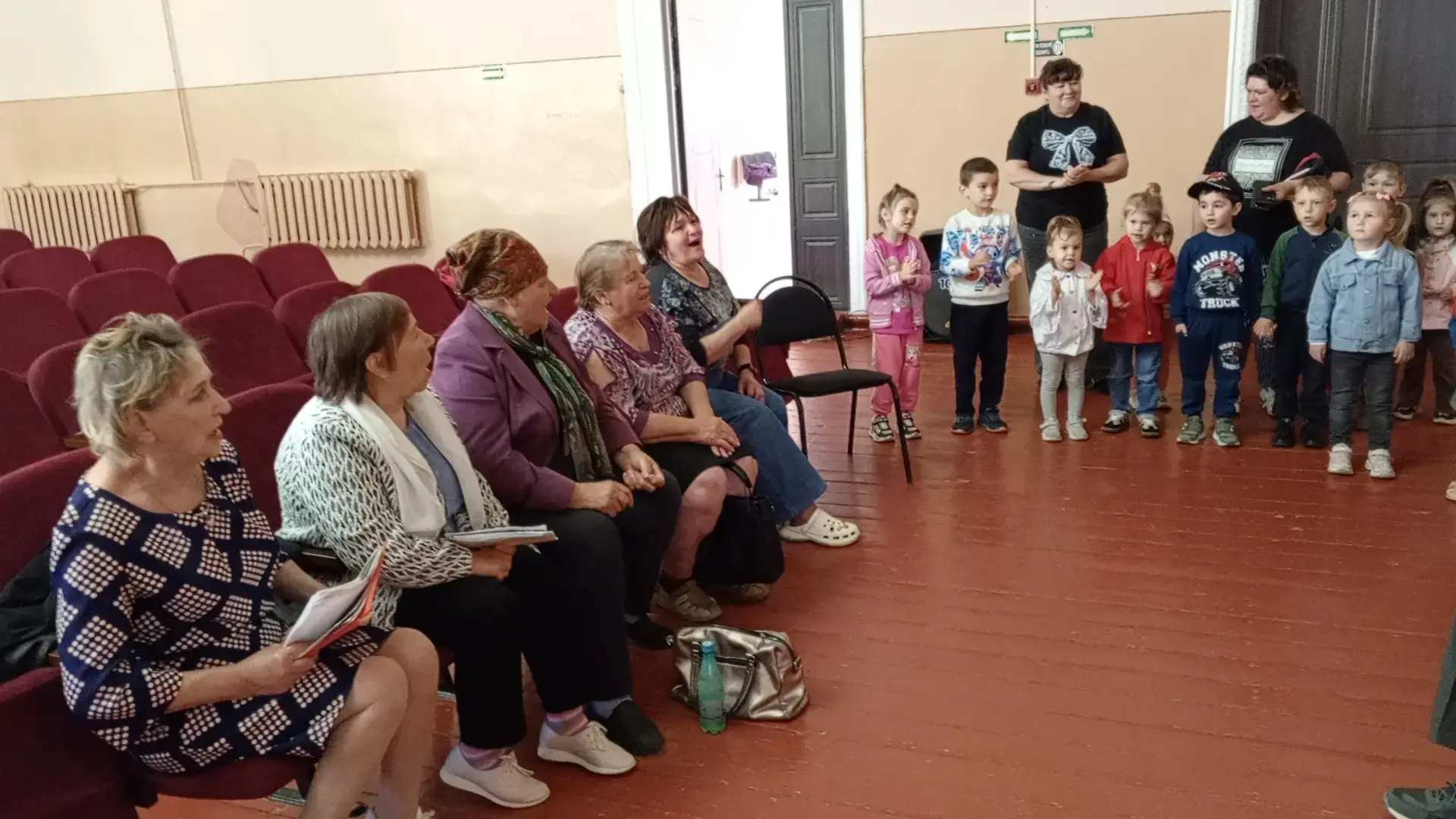 Покинув тихие залы библиотеки, мы с ребятами услышали, что в Доме культуры идёт репетиция. Любопытст