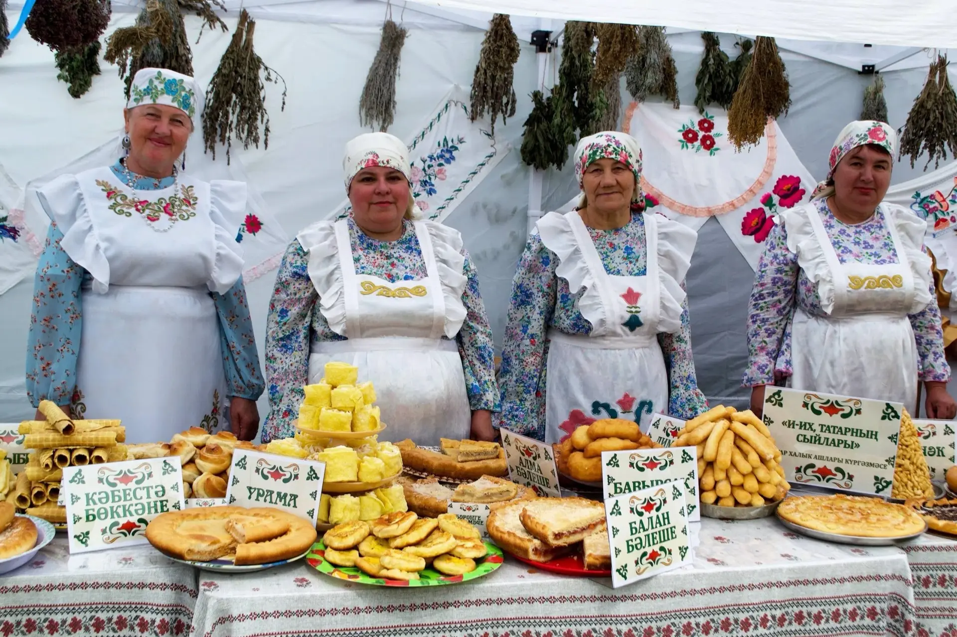 Авыл йорты ишегалды үзендә дусларын җыйды💮

«И-их, ТАТАРның сыйлары, тәмле аш-су ризыклары».
Күптән