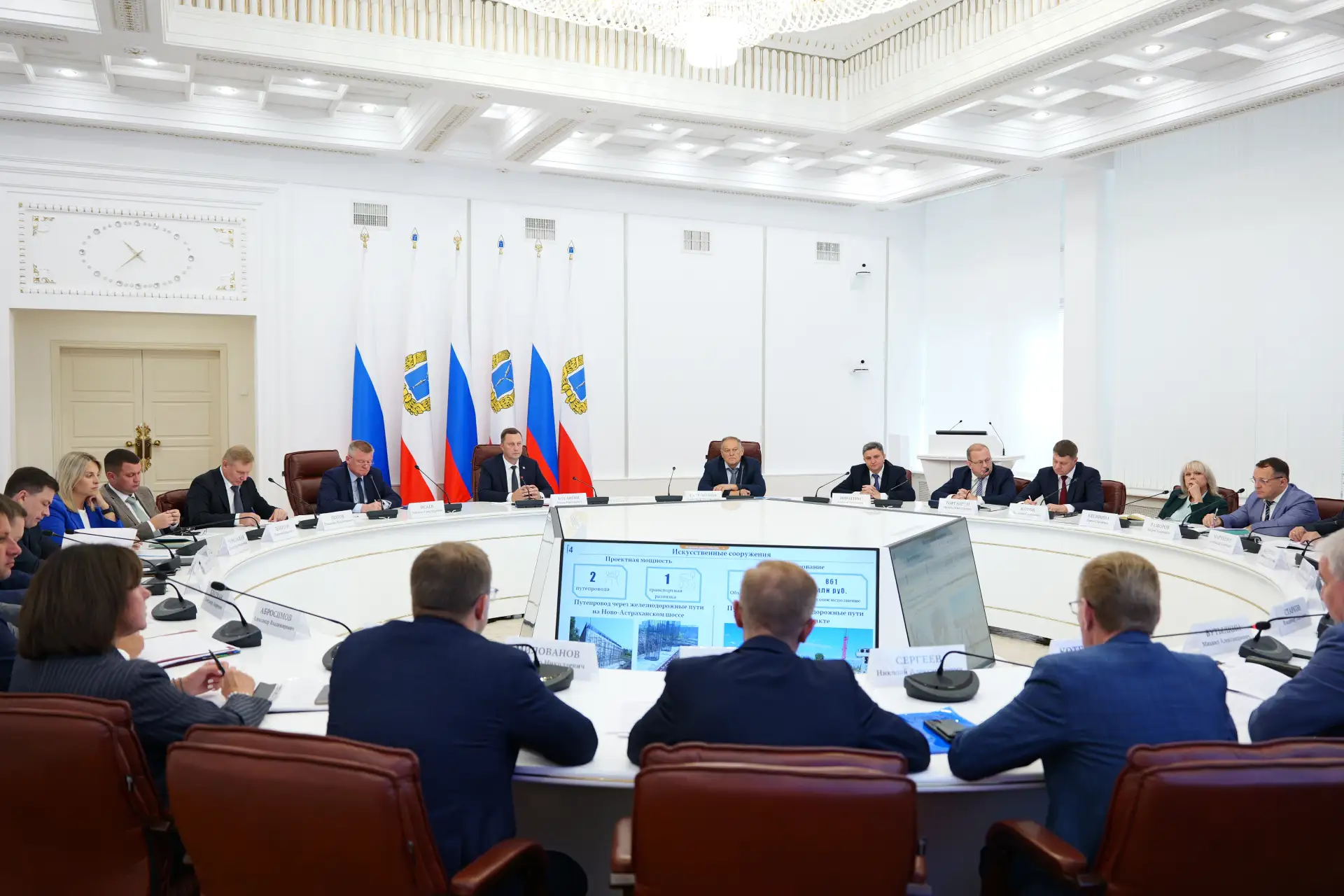 Губернатор Роман Бусаргин провел постоянно действующее совещание с заместителями предсе...