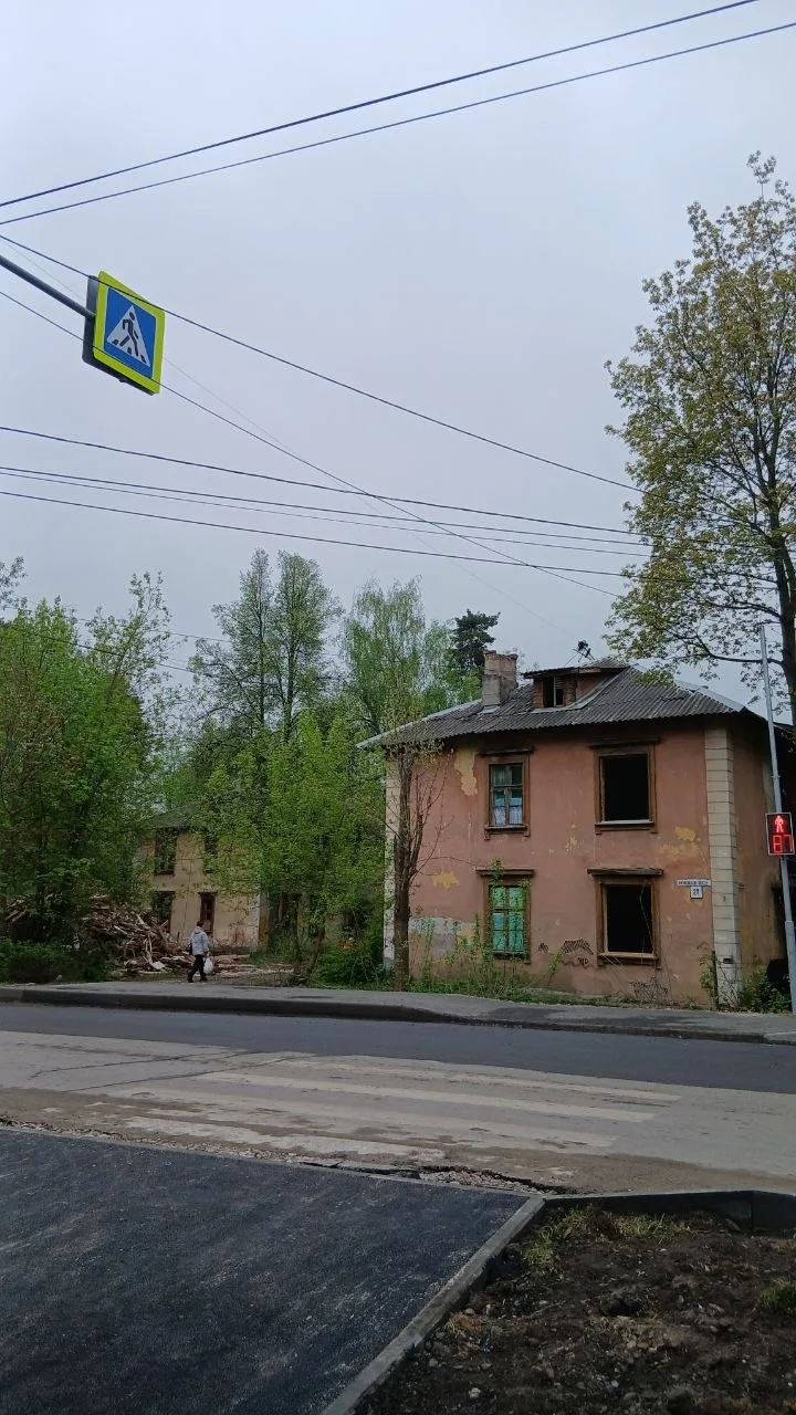 🏚 Жители западной стороны обратили внимание на заброшенное здание по дороге к школе №5.  По словам м