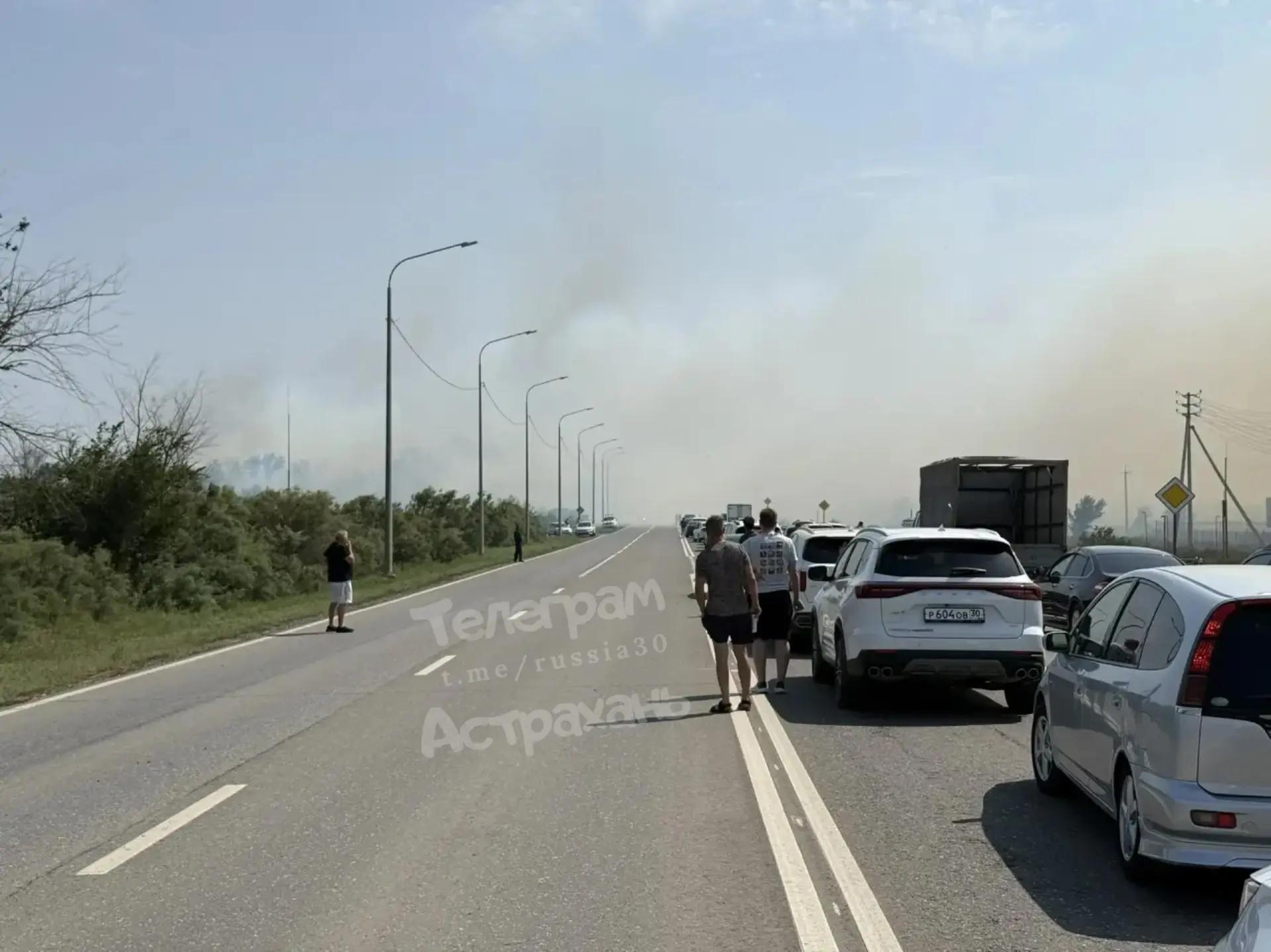 ❗️В селе Атал под Астраханью тушат сильный ландшафтный пожар (повышенный ранг). Автомобилисты сообща