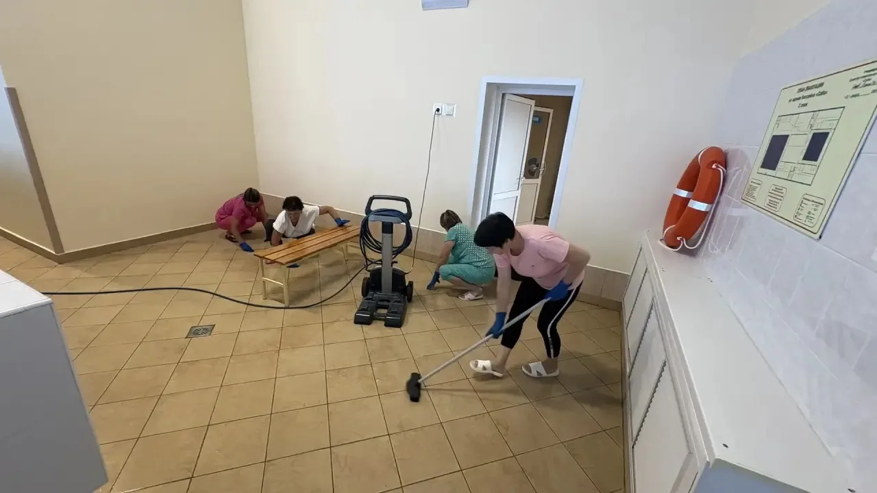 Генеральная уборка в бассейне