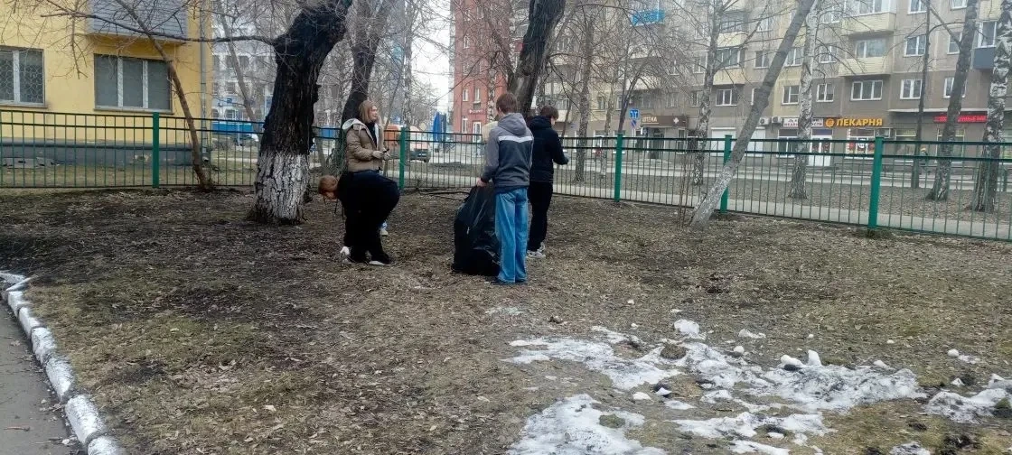 Чистота начинается с нас! 🌿  Несмотря на переменчивую погоду, всё это время на территории кипела раб