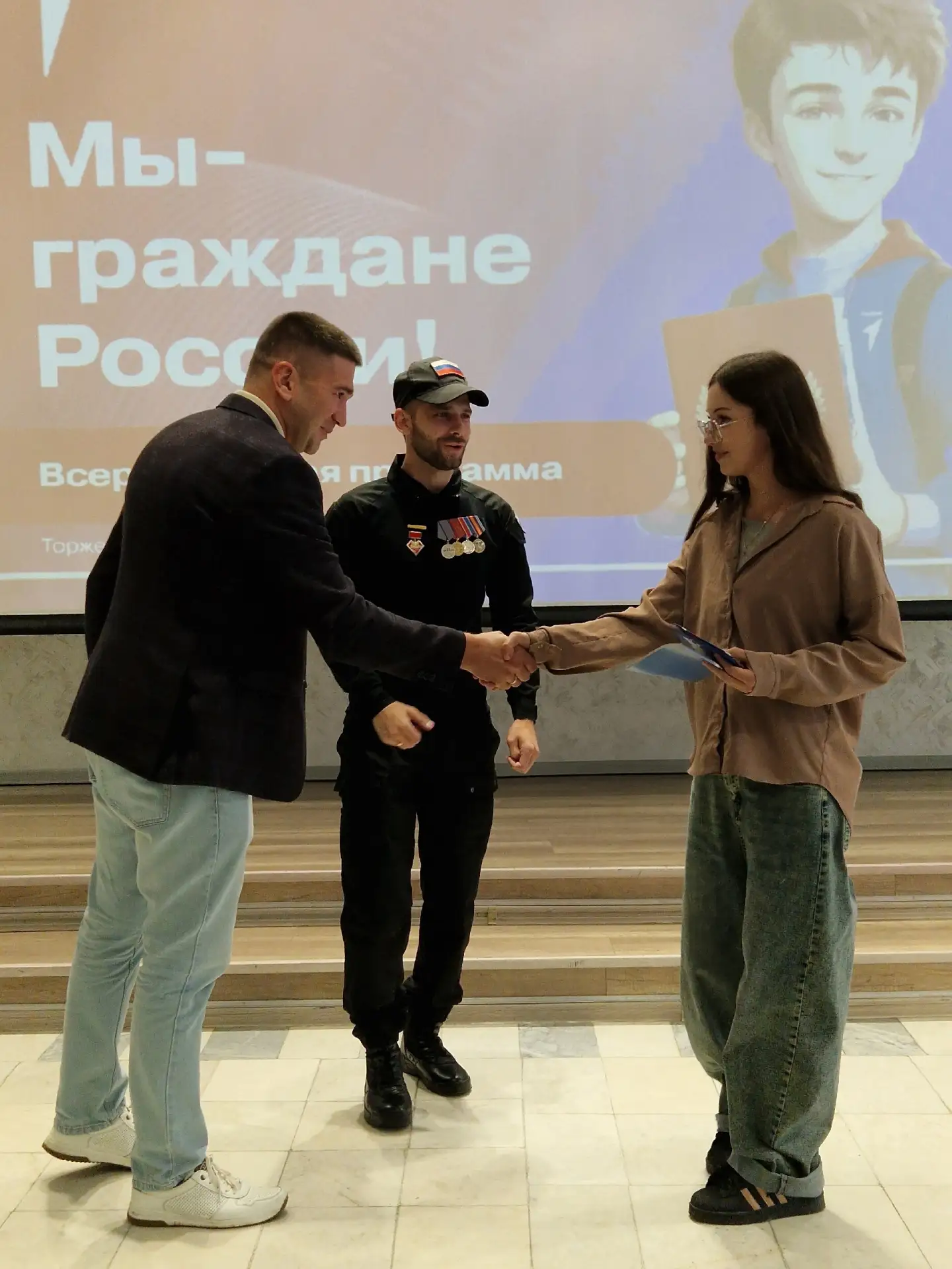 12 юных володарцев стали сегодня новыми полноправными гражданами Российской Федерации.