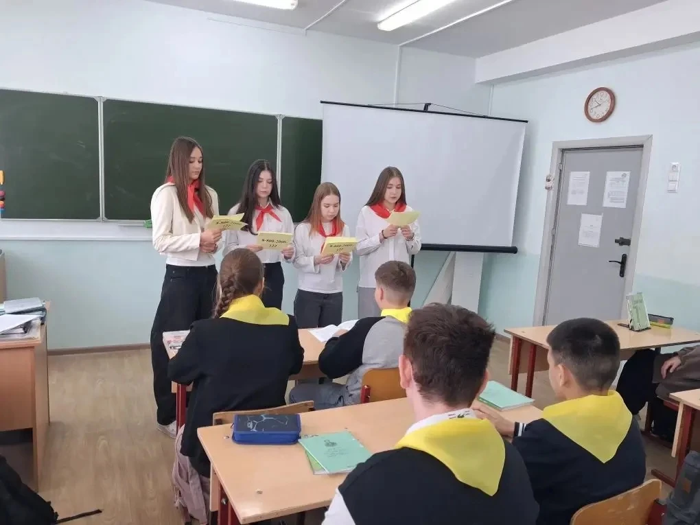 📱✨ Акция «Телефон доверия — ресурс поддержки» от учеников 8в класса Сегодня ученики 8в класса провел