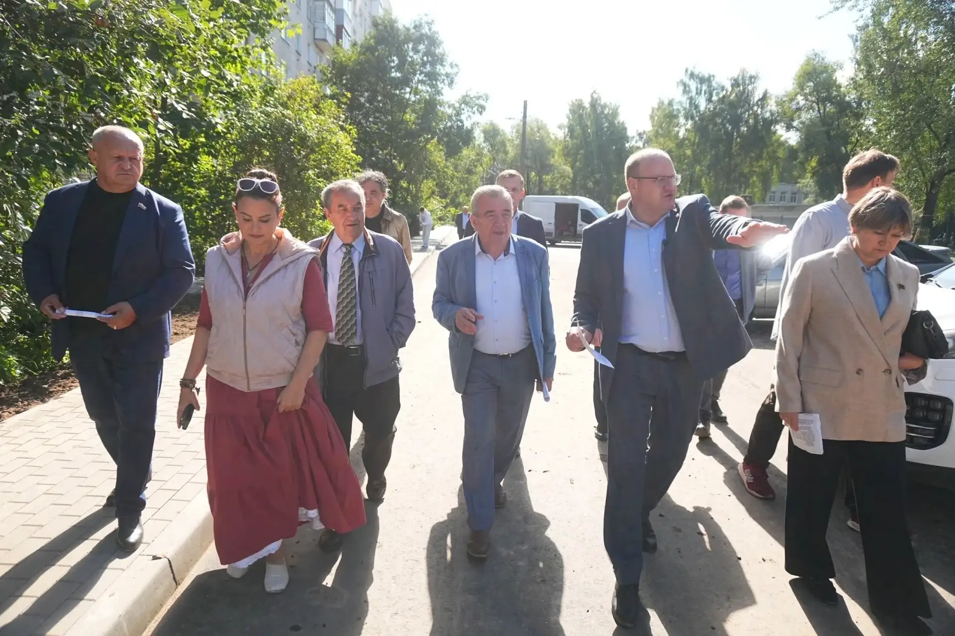 🚧 В Дзержинском районе продолжаются работы по благоустройству дворовых территорий и ре...