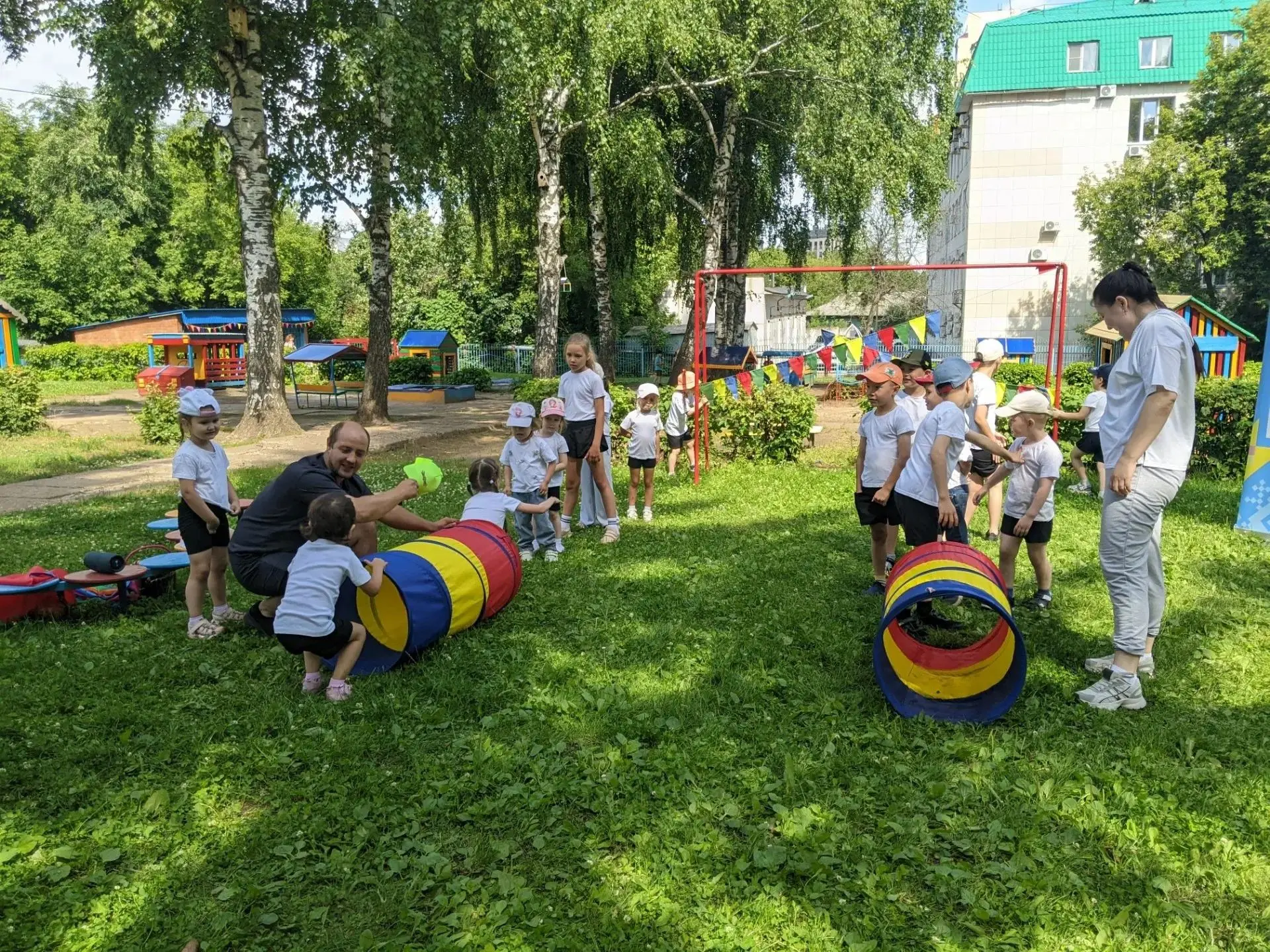 Сегодня в детском саду было по-настоящему шумно, весело и очень дружно! Мы праздновали один из самых