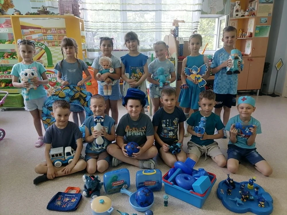 в  5 группе день сине - голубого цвета!!!
-ребята  находили  в группе игрушки  и предметы синего цве