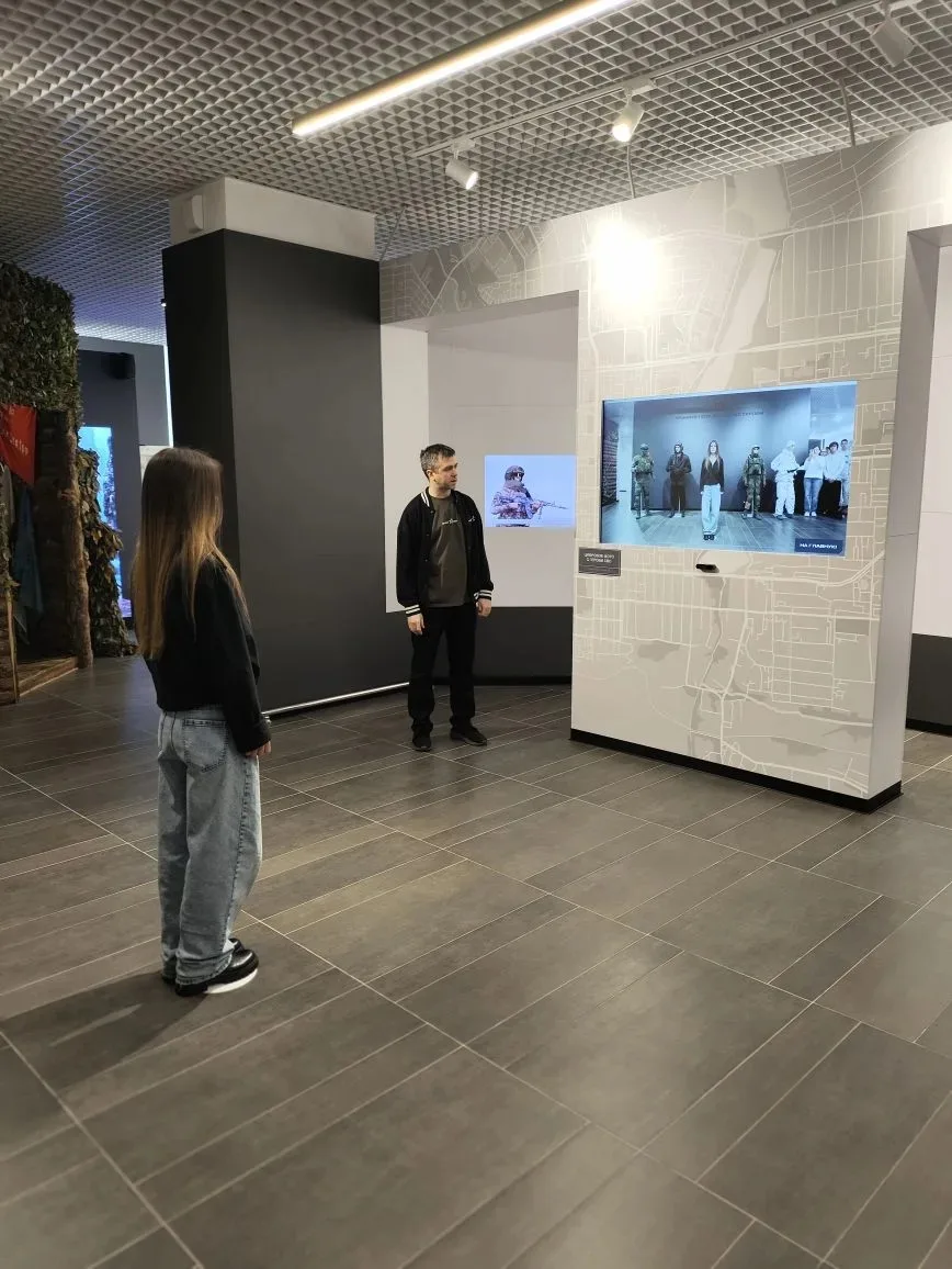 в субботу обучающиеся 11 и 10 классов посетили экскурсию в музее СВО. Ребят рассказали почему начала
