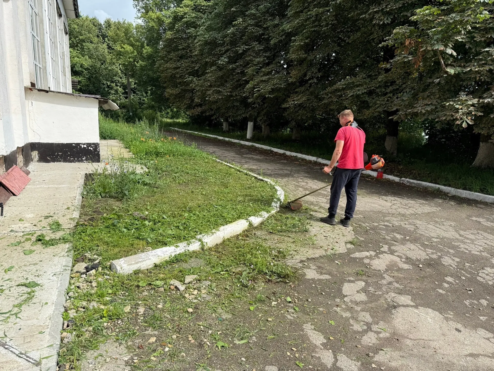 Провели окос сорной растительности на территории прилегающий к спортивной школе🪚
