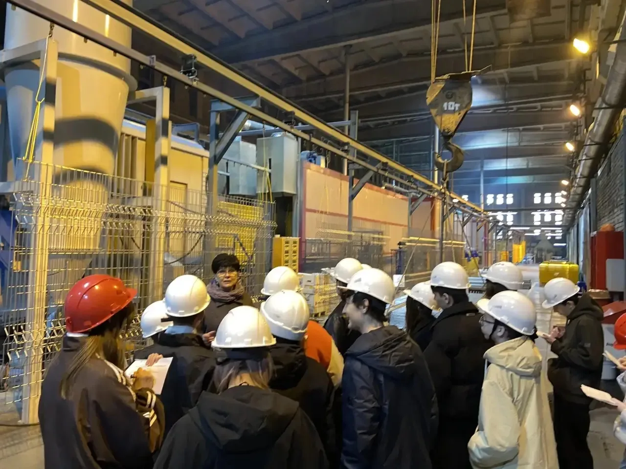 👷‍♂️ 10 апреля обучающиеся 9 "В" класса совершили увлекательную и познавательную экскурсию на одно и