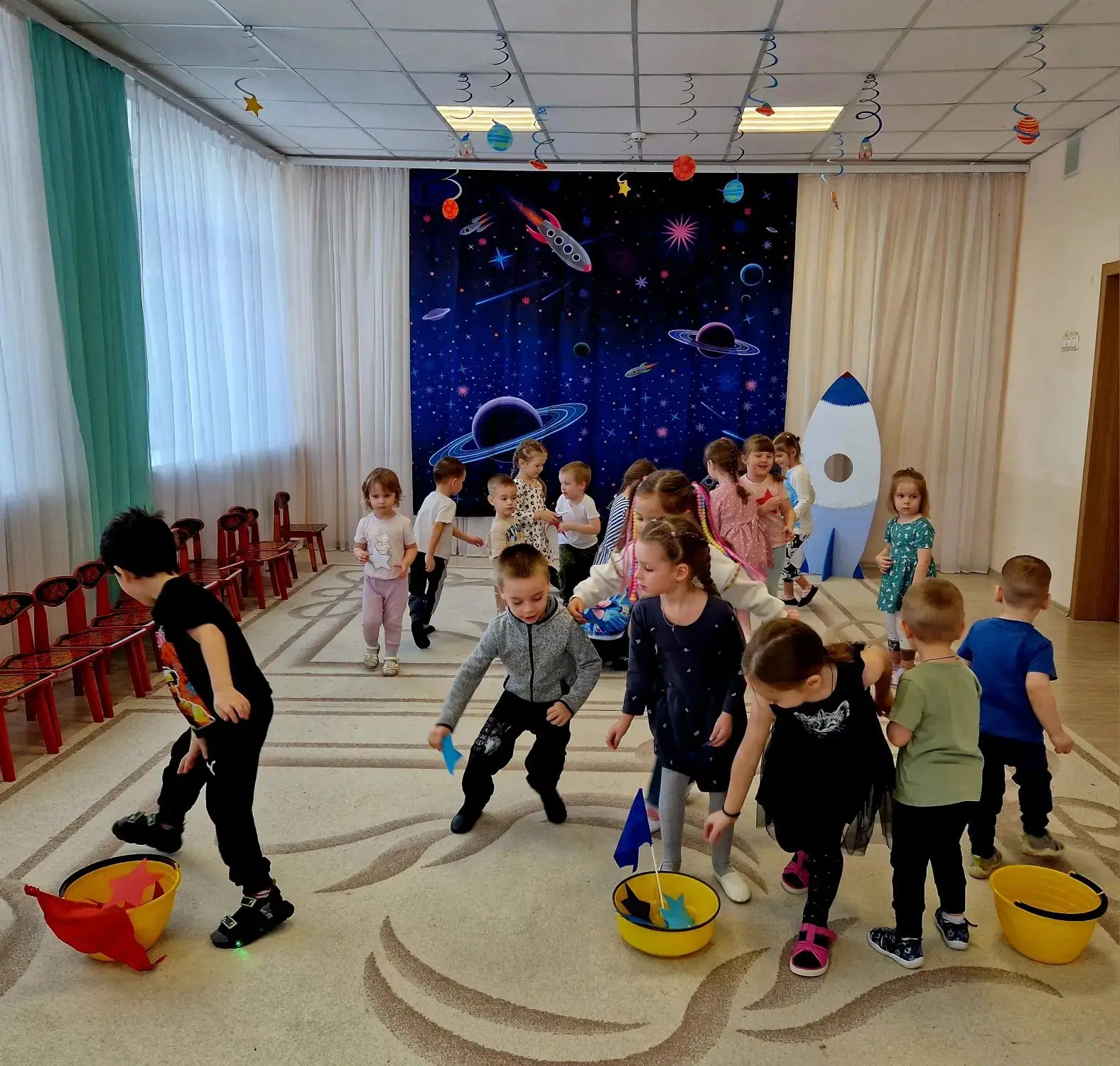 Сегодня воспитанники детского сада "Колосок" приняли участие в ярком космическом дефиле, представив 