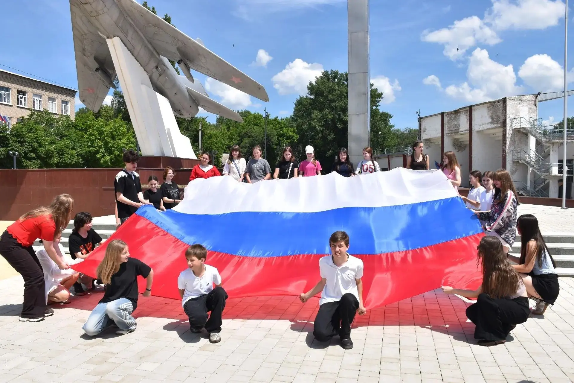🇷🇺Сегодня в Ровеньках состоялась акция «Флаг России», объединившая активную и неравно...