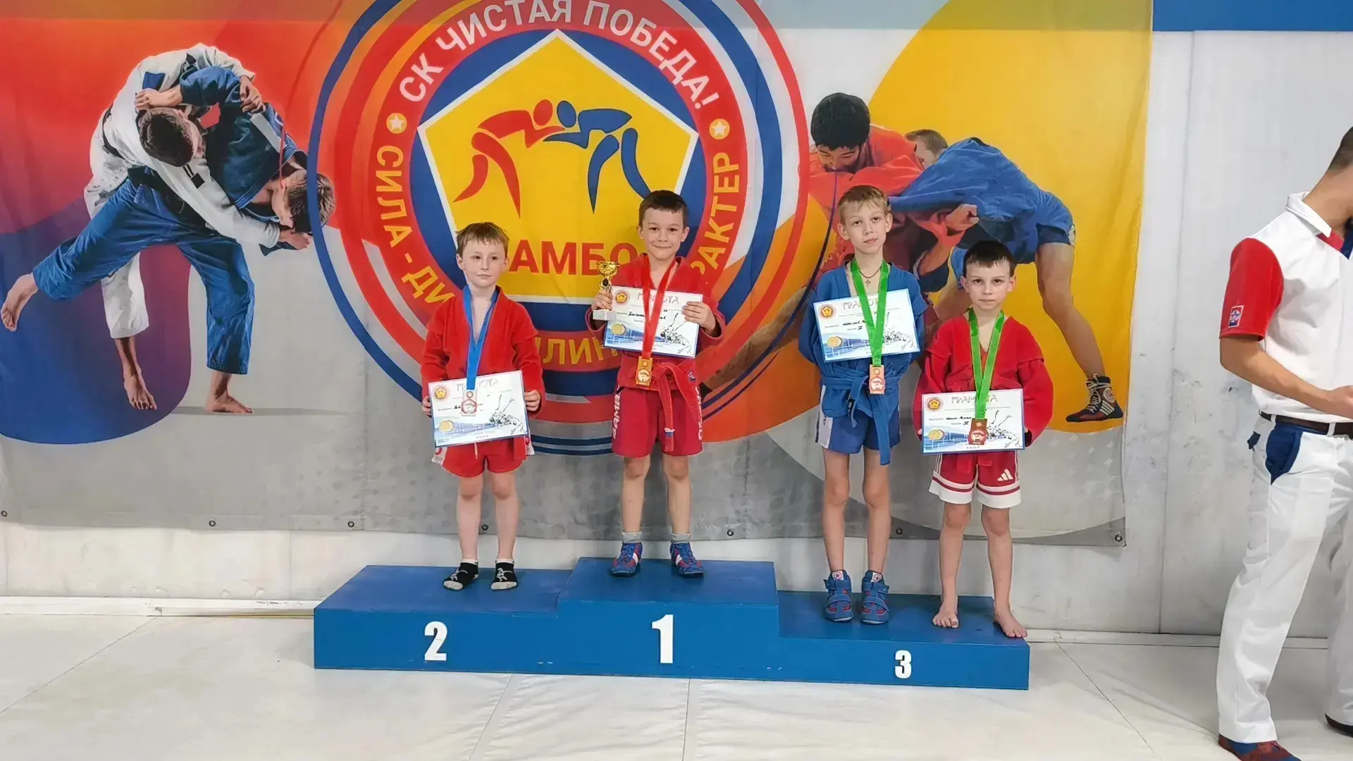 🏆 Школа в лицах В спортивном клубе "Чистая победа" прошёл открытый турнир по самбо.   Среди спортсме
