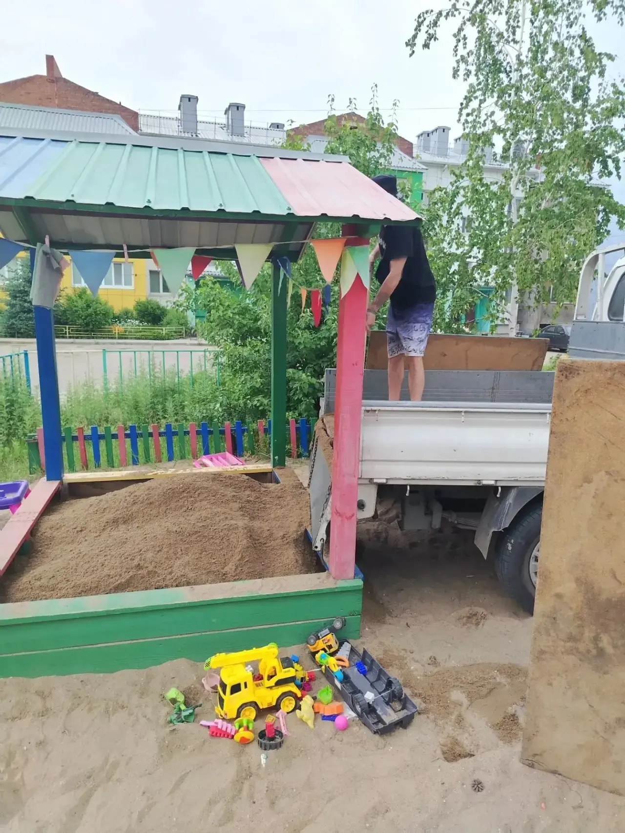 Добрый день, дорогие жильцы! ☀️ 
Вот и конец первого летнего месяца! 
Но впереди ещё два - обязатель