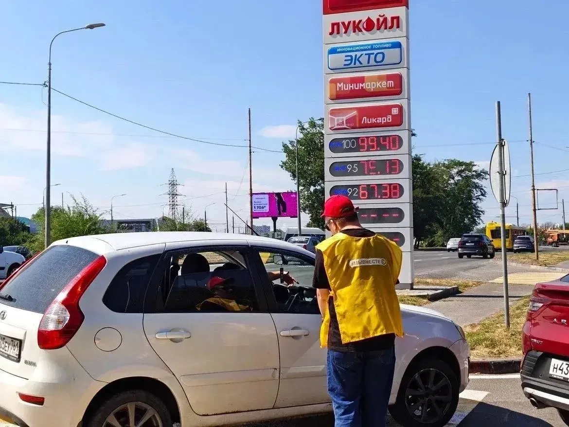 В Ростовской области волонтёры помогают водителям в очередях на АЗС.