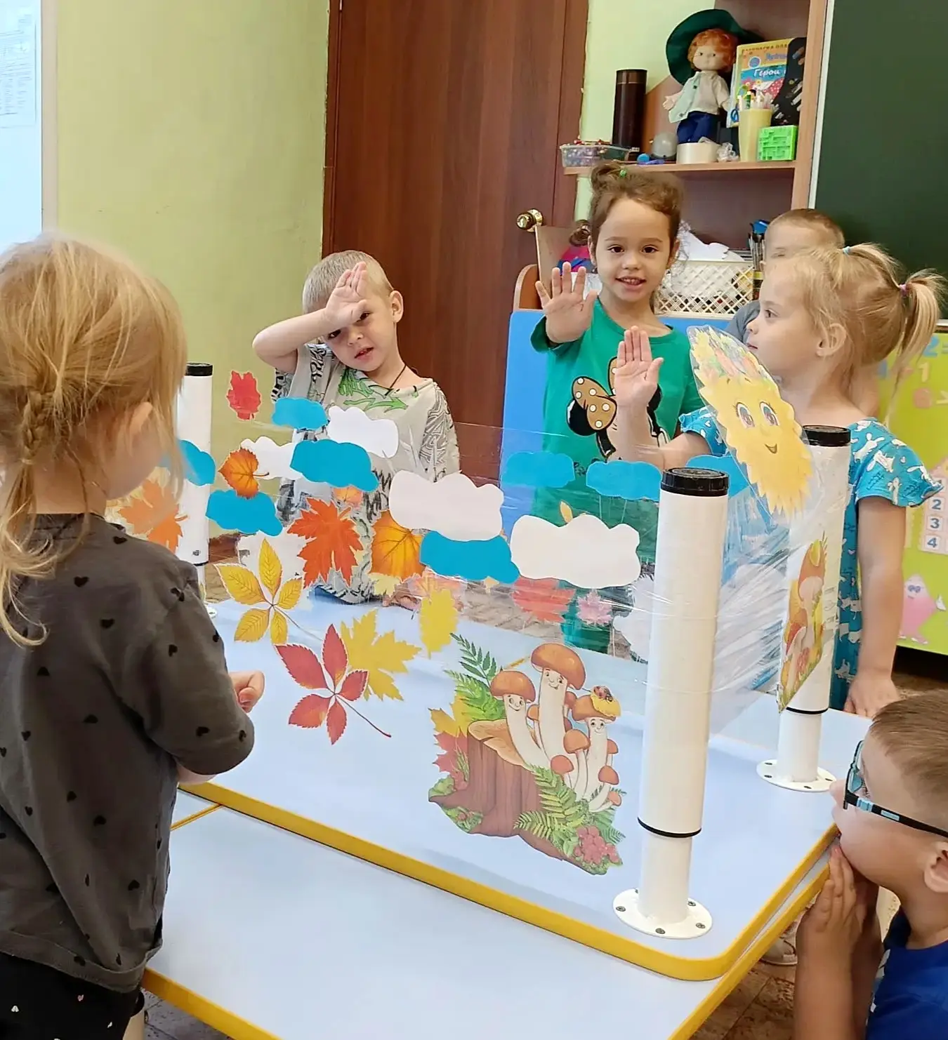 В первый осенний день 🍁 малыши группы «Звёздочки» 🌟 создали пейзаж «Золотая осень». Р...