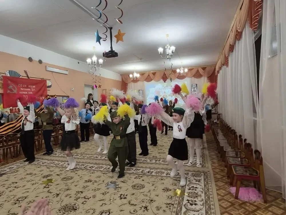 ✨«День Победы в мае
Мы, конечно, знаем.
И войны героев вспоминаем.
Этот день всегда в цветах,
Со сле