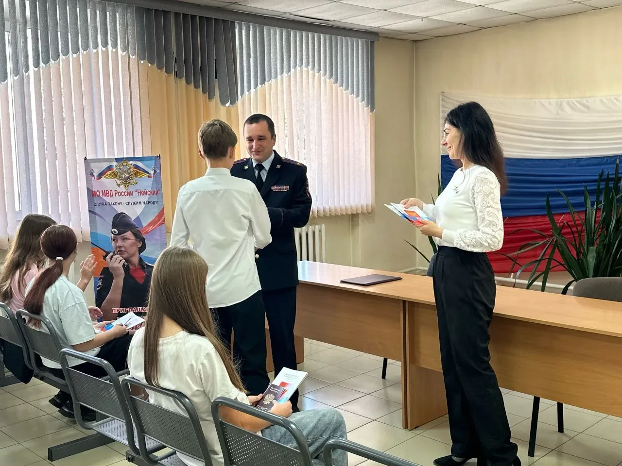 В День России школьники из районов Костромской области получили первые паспорта

Торжественные церем