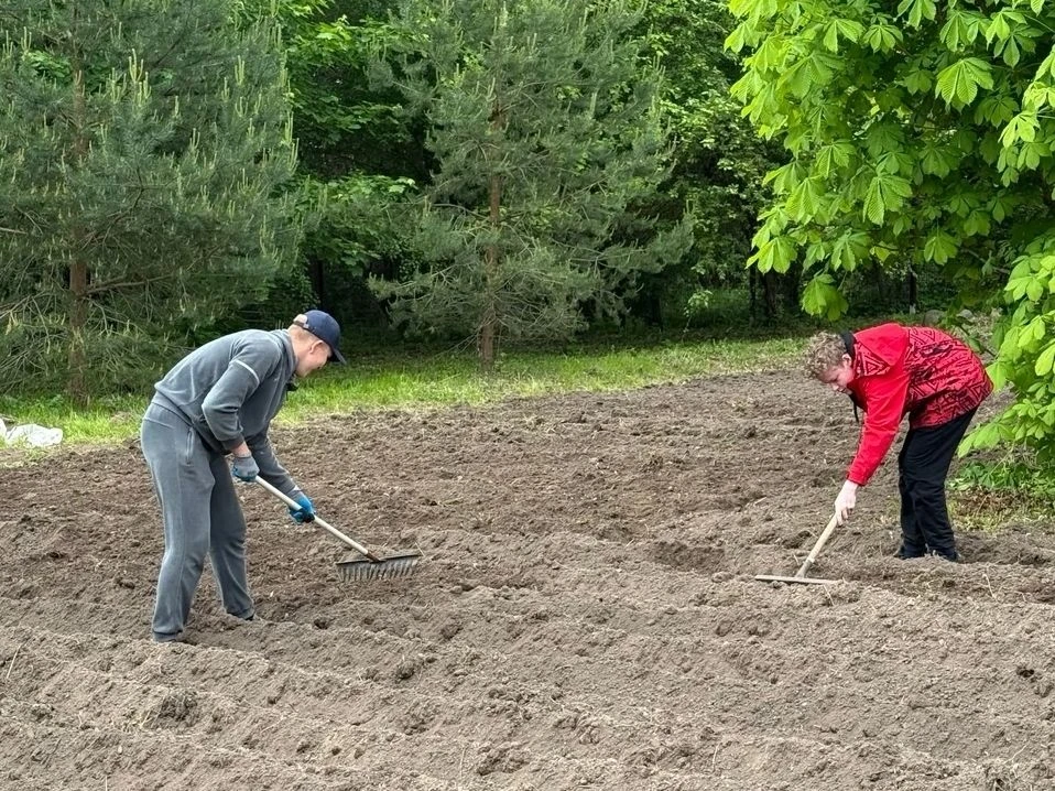 Смотрите, кто это там такой красивый стоит с лопатой и рассадой? Это мы закрыли посевную и открыли «