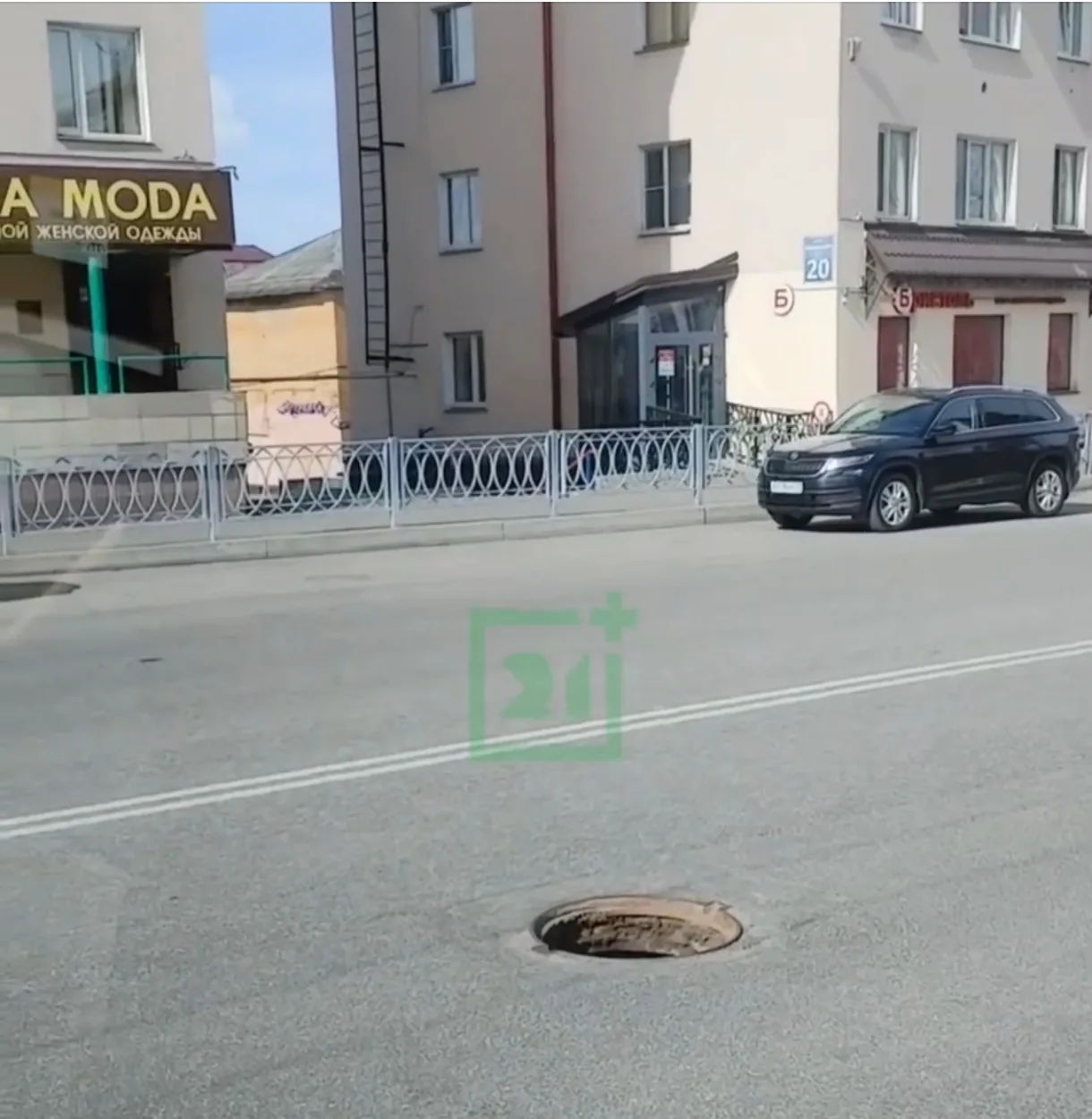 ❗️Мурманчане предупреждают об открытом люке на дороге в центре города  В Мурманске возле железнодоро