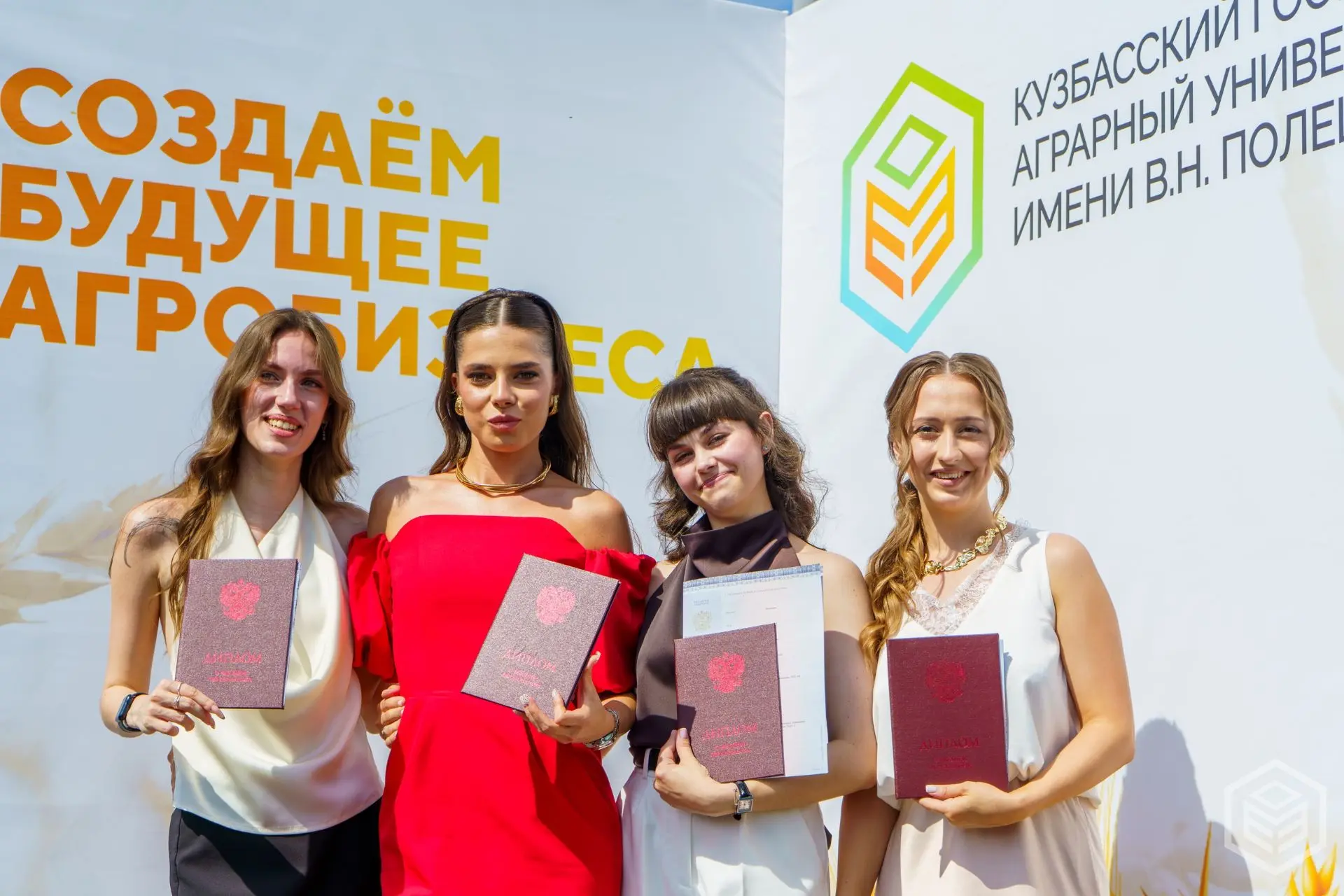 Вы спрашивали - мы отвечаем! 

Где найти фотографии с выпускного и вручения дипломов?

В наших фотоа