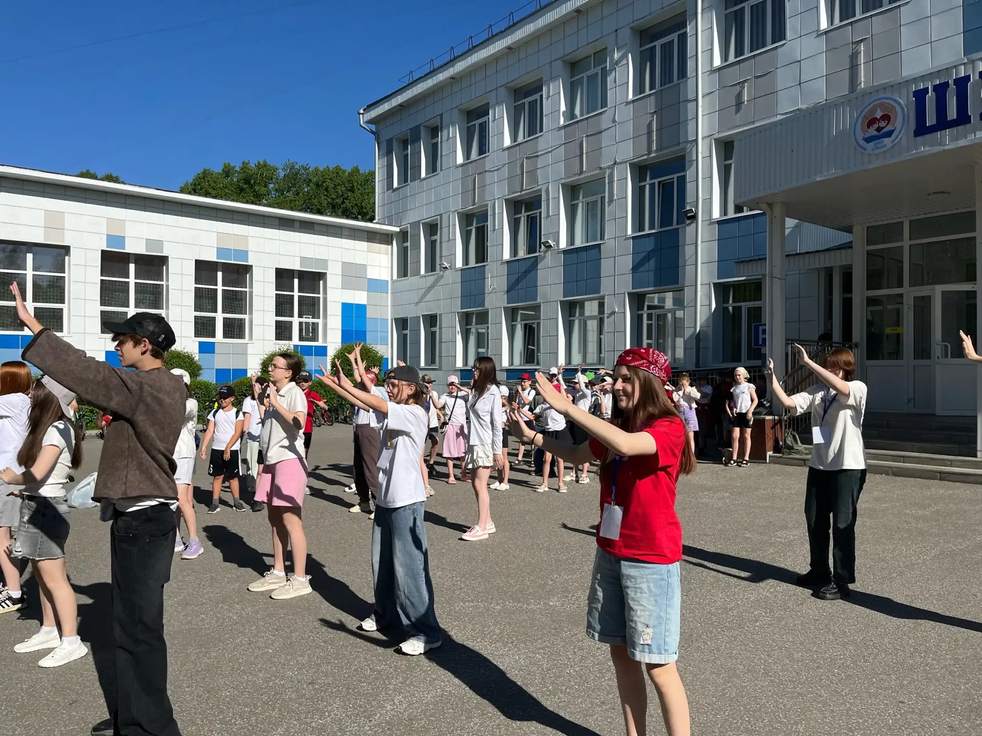 🌟 «ДЕНЬ ПЕРВЫХ»: старт дан! 🌟

Сегодня в нашем пришкольном лагере особенный день — мы отмечаем «Де
