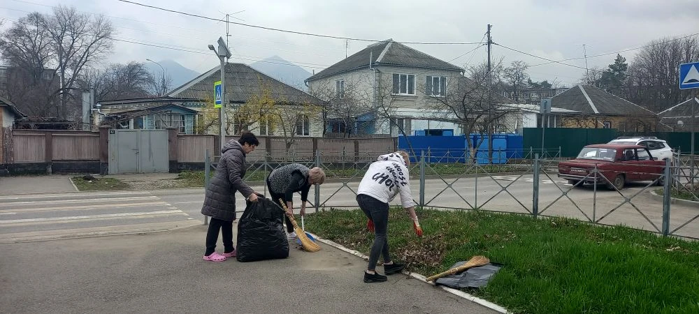 26 марта наш детский сад присоединился к "'Всероссийскому субботнику". Сотрудники детского сада наве