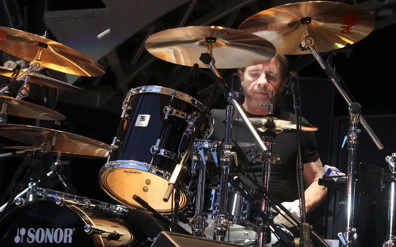 Новозеландский суд оштрафовал барабанщика AC/DC за ДТП, сообщила газета The New Zealand...