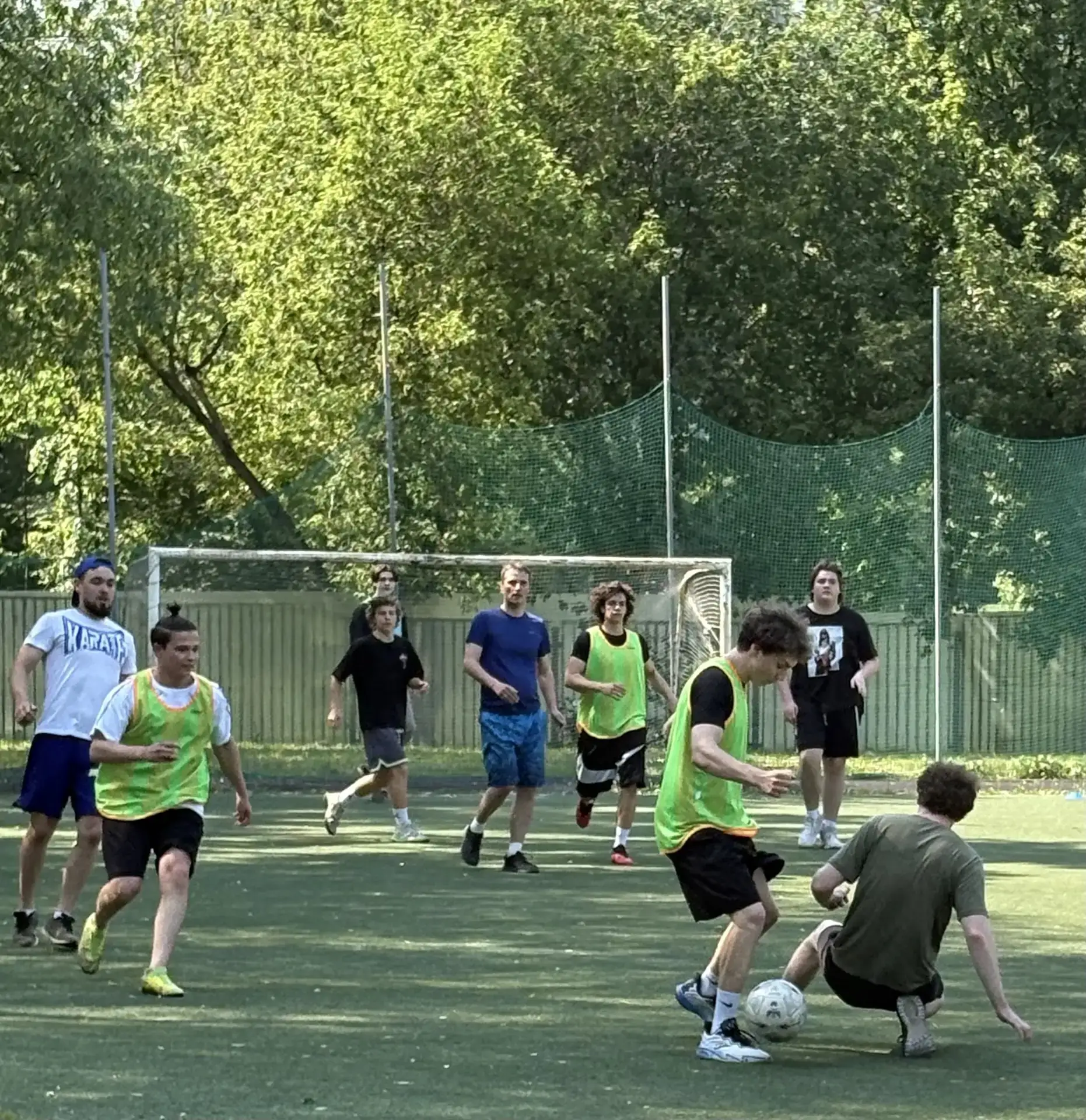 Одиннадцатиклассники против учителей — матч, которого ждали все ⚽  В школе состоялся яркий и долгожд