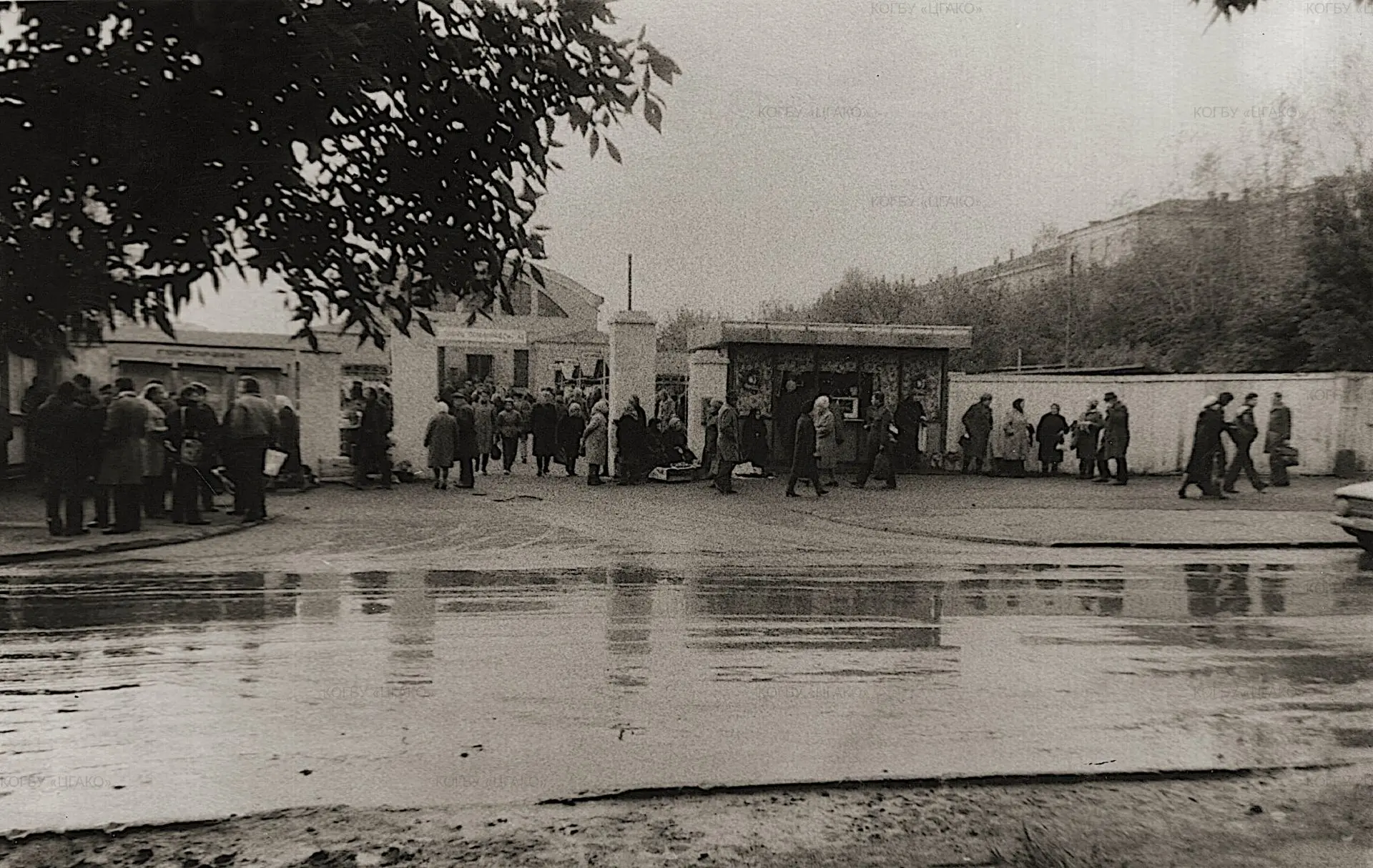 Вход на Октябрьский рынок г. Кирова. 1970-е гг. Автор фото - Б.К. Лысов.