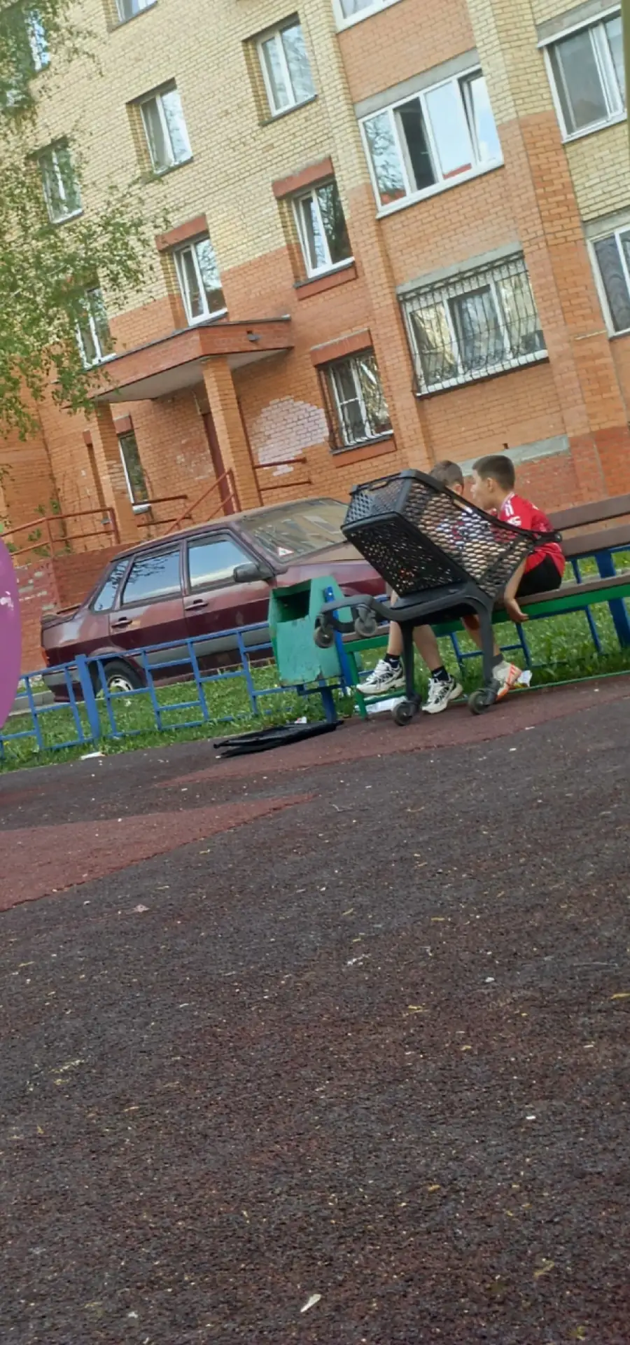 Родители этих детей, прошу принять меры: сломали уже две тележки, а принесли три. На замечания не ре