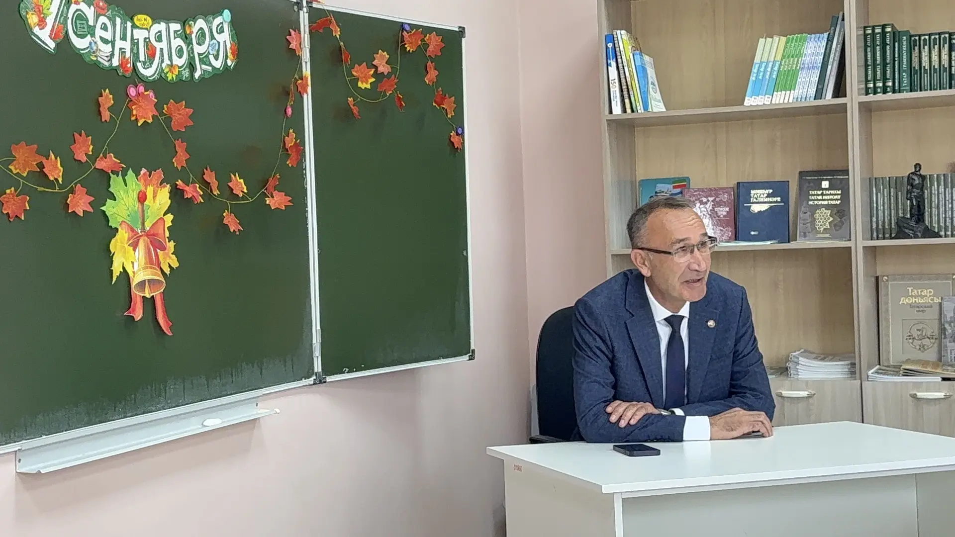 Сегодня после торжественной линейки в школе села Каразерик глава района Аяз Шафигуллин ...