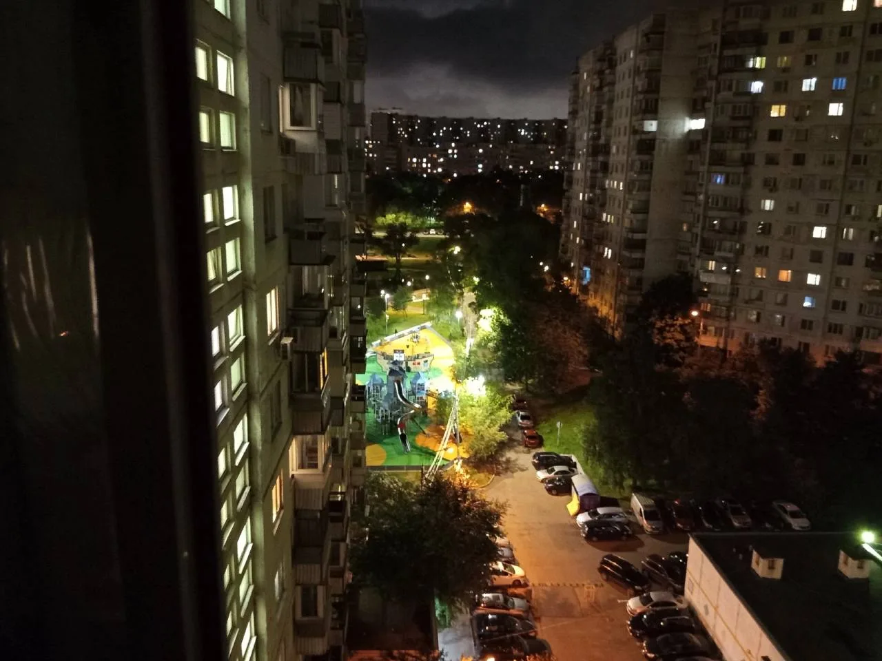 На обновленной площадке рядом с прудами теперь ярко и по вечерам)