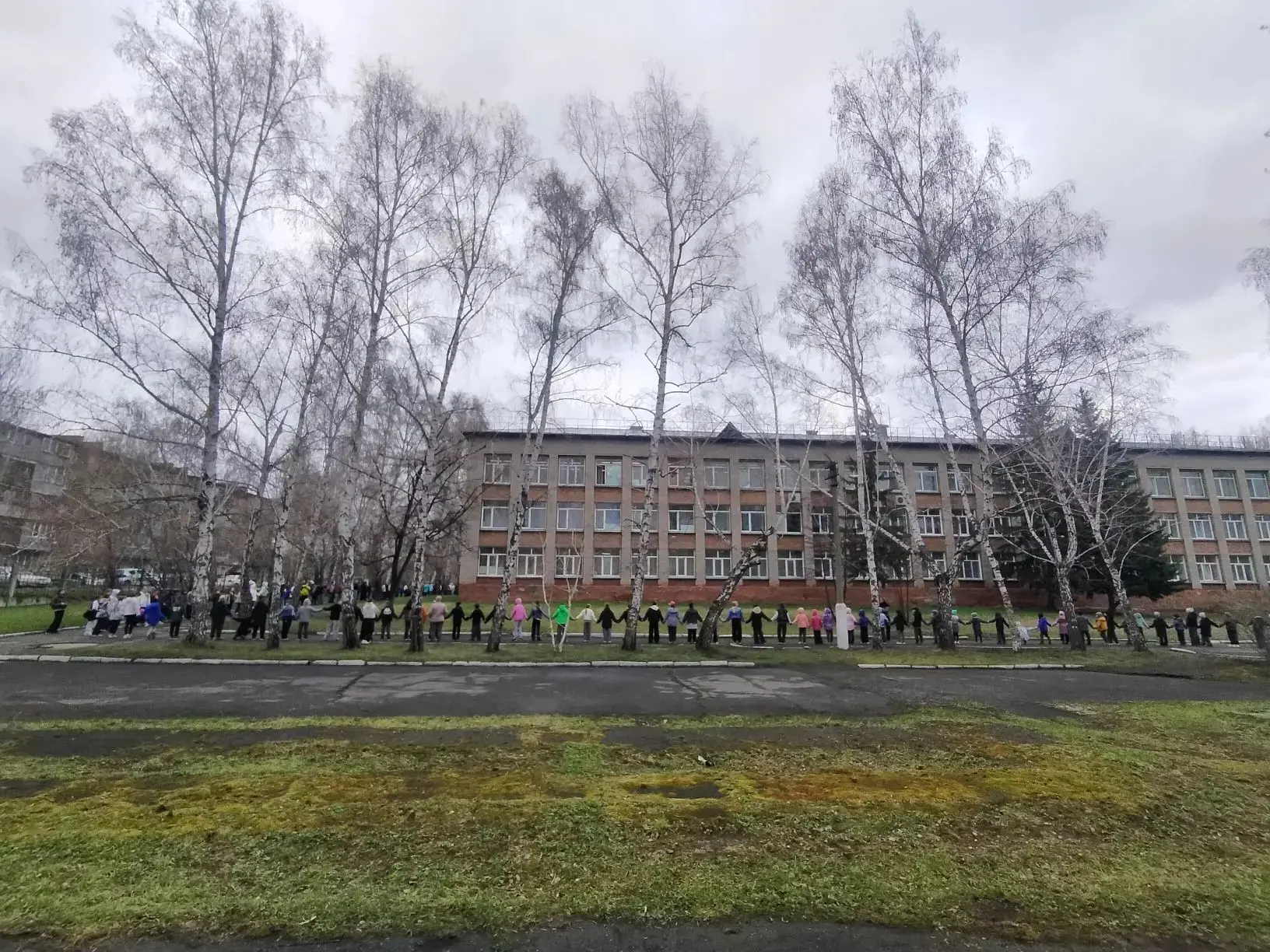 Сегодня, в заключительный день Недели психологии, состоялся флешмоб «Обними школу». Все учащиеся пер
