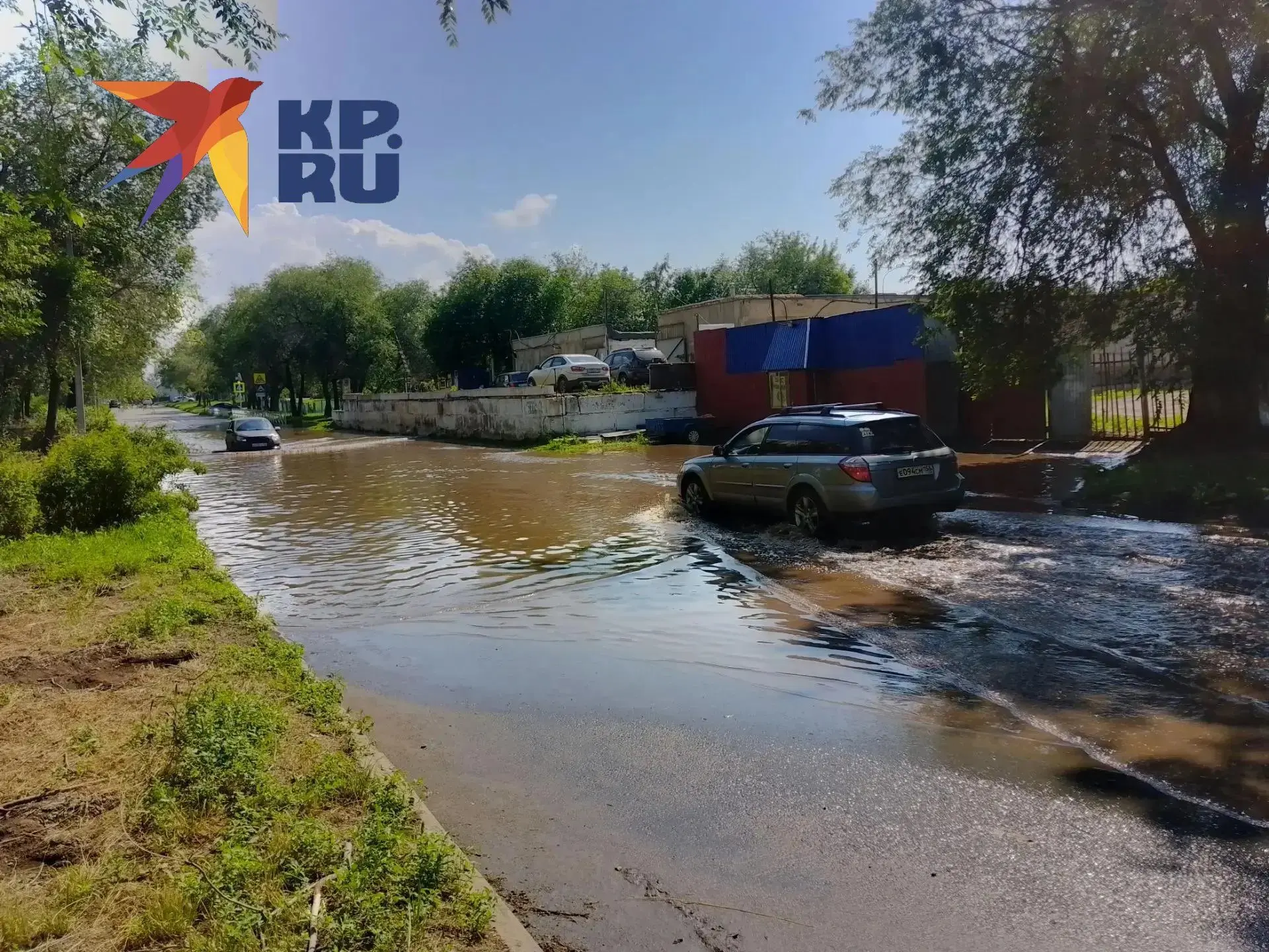 **Сильный дождь затопил улицу в Оренбурге**

Из-за сильного дождя улица Красная в Оренбурге оказалас
